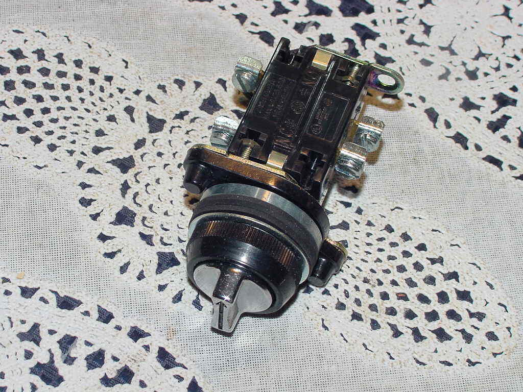 General Electric GE CR2940UB402B, Selector Switch, 3 Position Maintained, NEW!