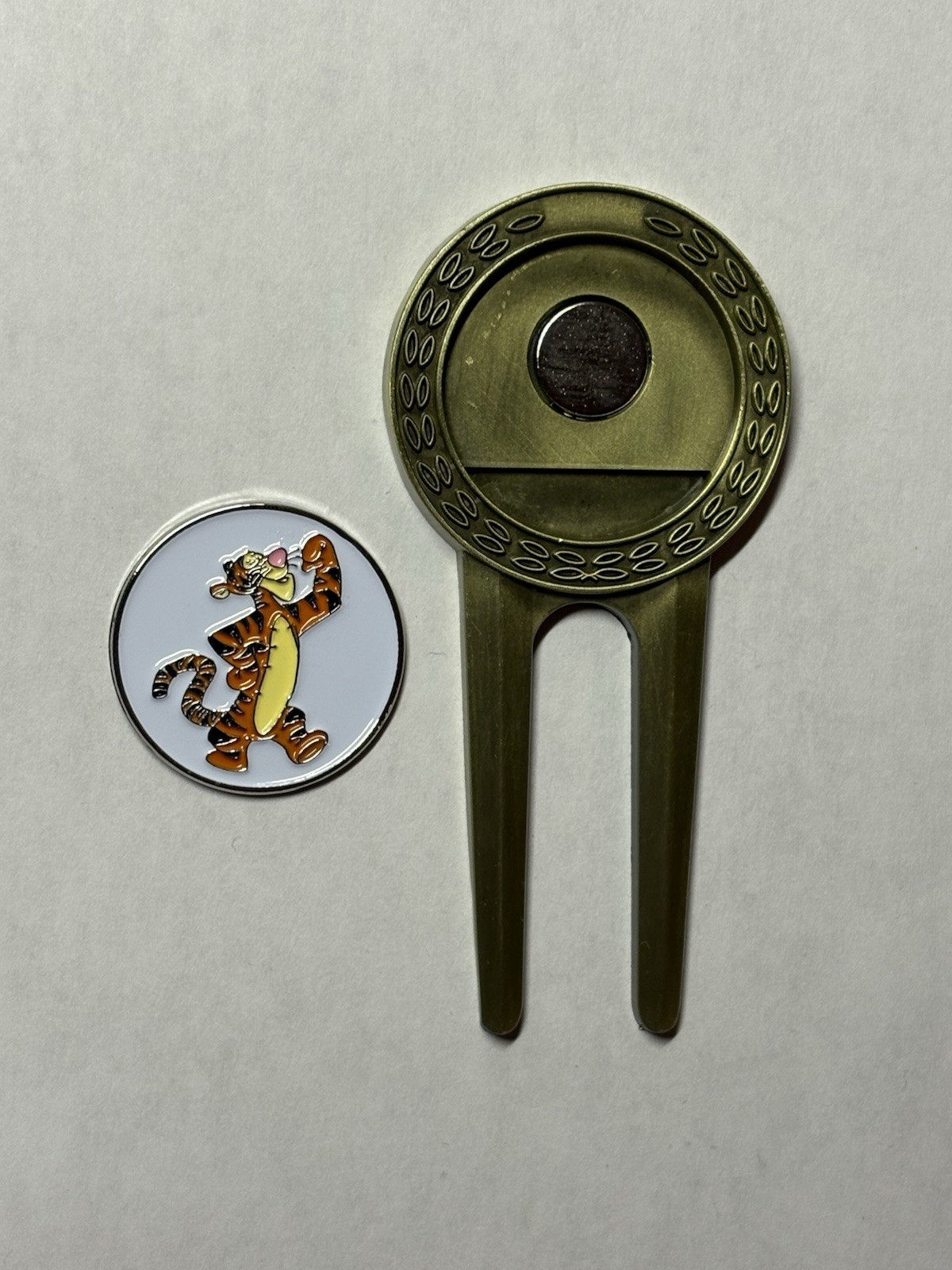 Winnie The Pooh 'Tigger' Disney Divot Tool & 1" Magnetic Coin Style Golf Marker