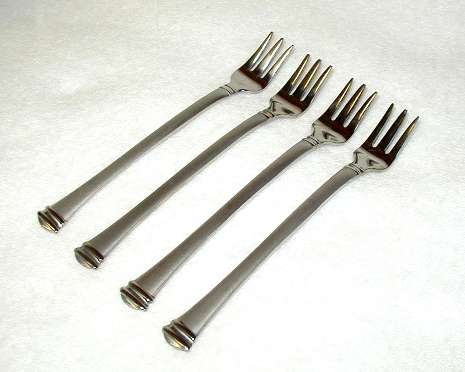 TOWLE Flatware Four COCKTAIL FORKS Stainless Steel CLASSIQUE FROSTED 5-3/8"