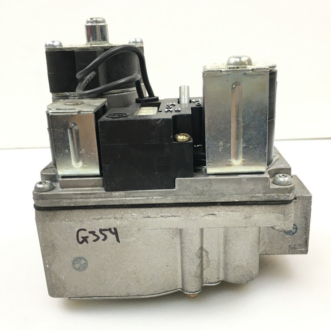 White Rodgers 36E54 201 HVAC Furnace Gas Valve C340995P01 used #G354