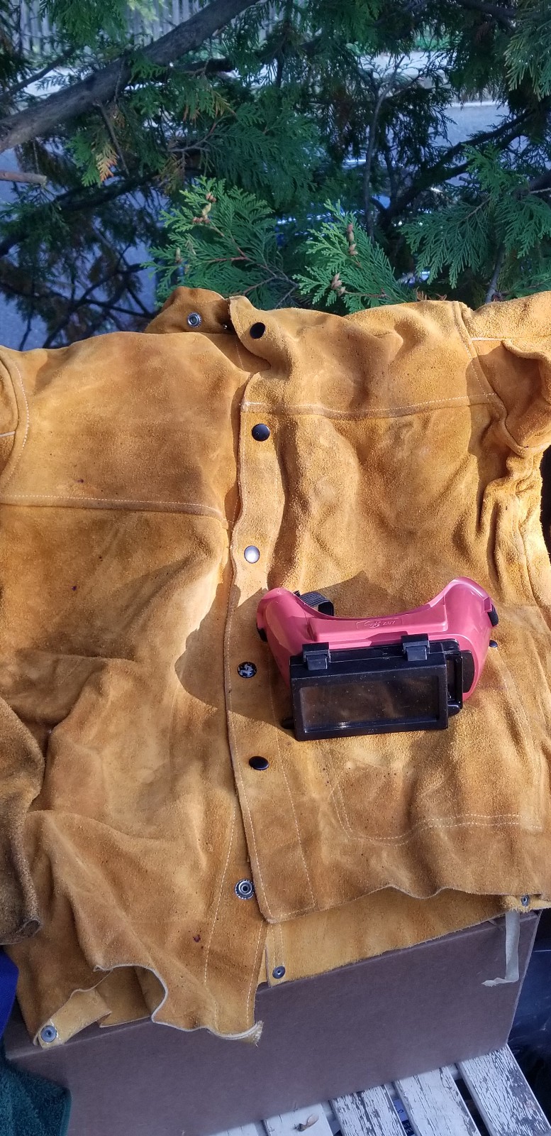 SUEDE WELDING JACKET AND JACKSON SAFETY GOGGLES SIZE MEDIUM
