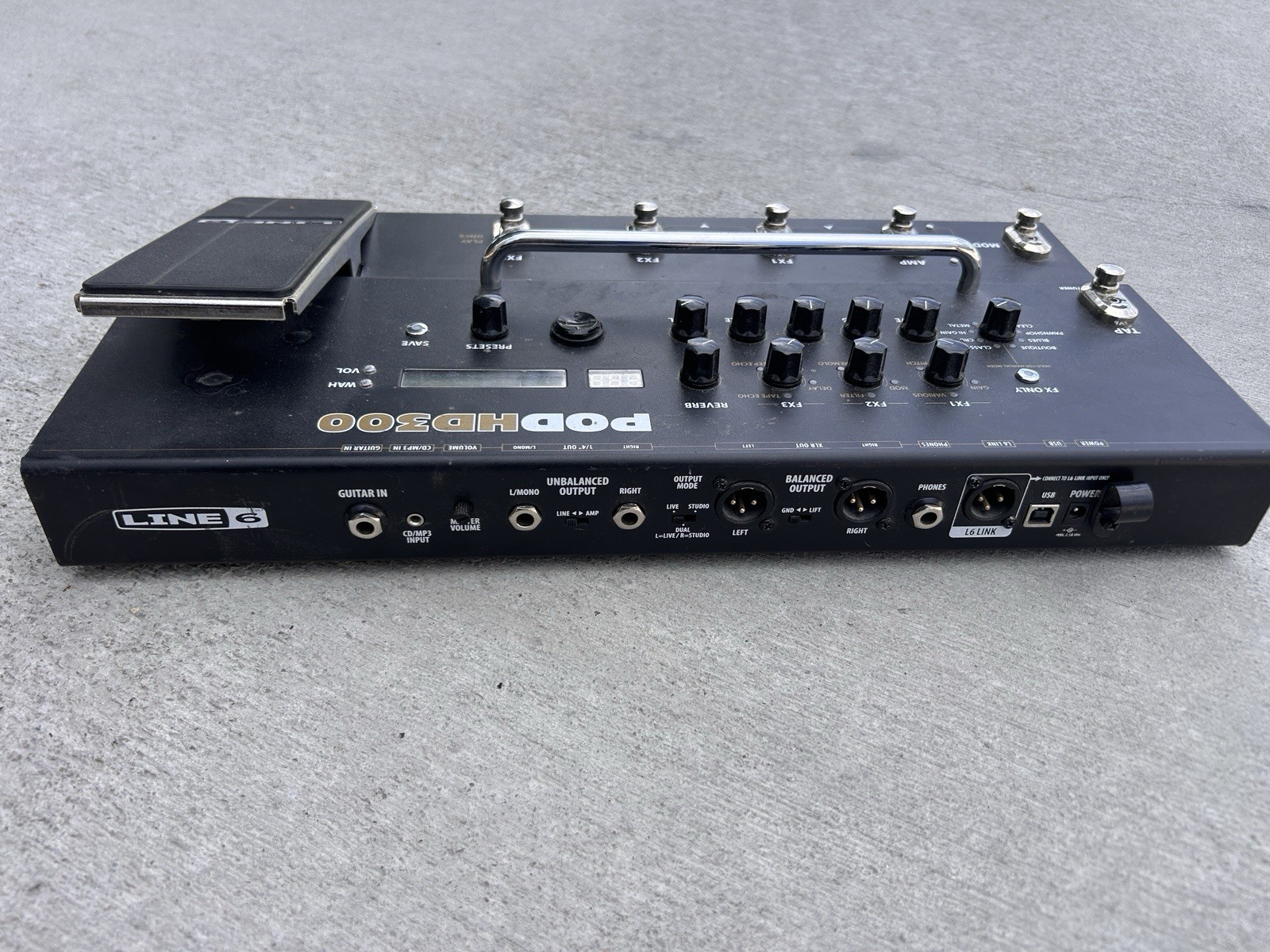 Line 6 POD HD300 Guitar Multi-Effects Processor w/ Expression Pedal