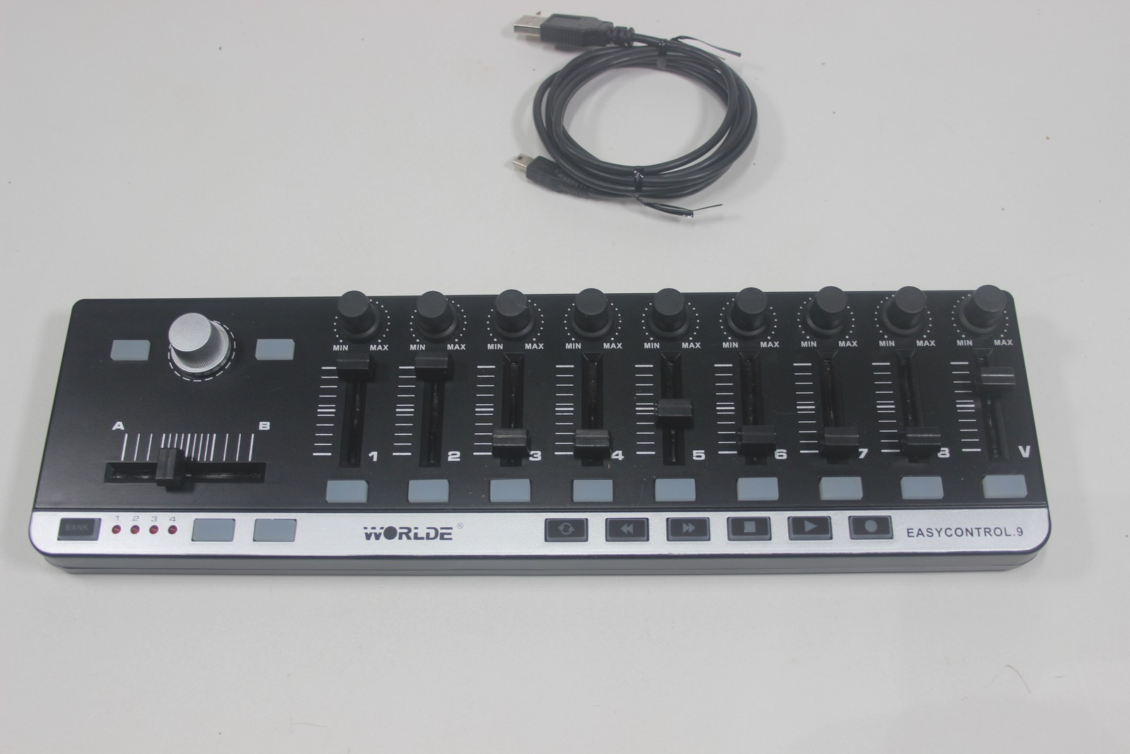 WorldE EasyControl.9 Portable Mini USB 9 Slim-Line Control MIDI Controller Black