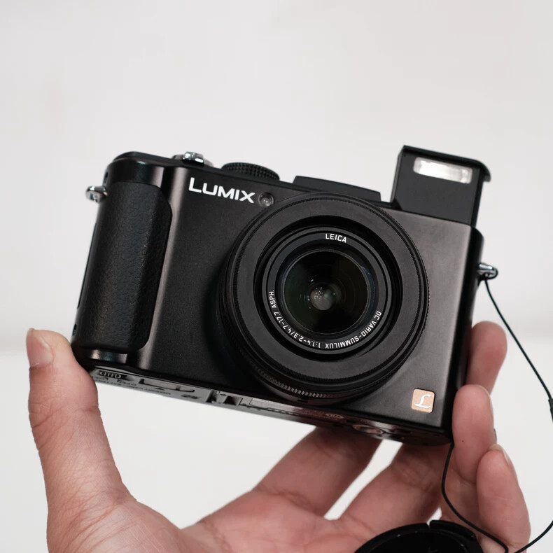 Panasonic LUMIX DMC-LX7 LX7 10.1 MP Digital Camera 3.8x Optical Zoom Black