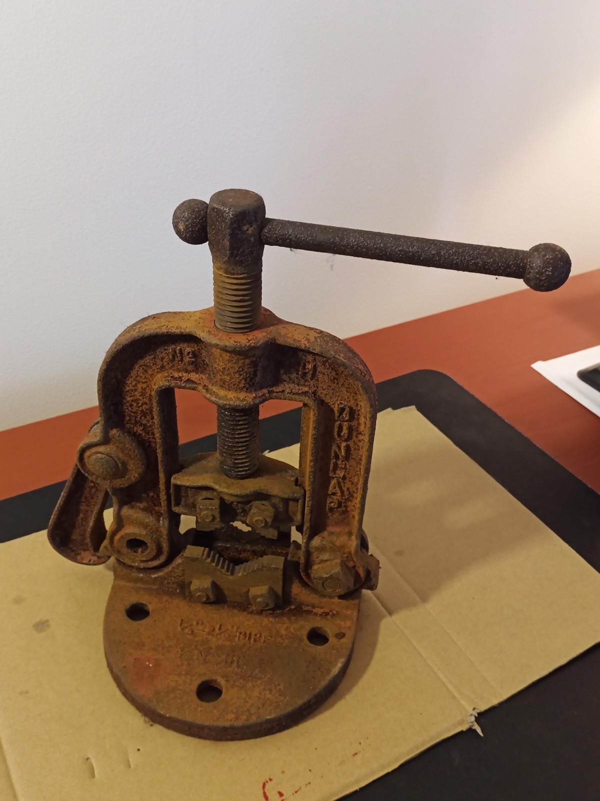 Dunlop Pipe Vise. 1/4-2 1/2" pipe. Rough. Restorable.