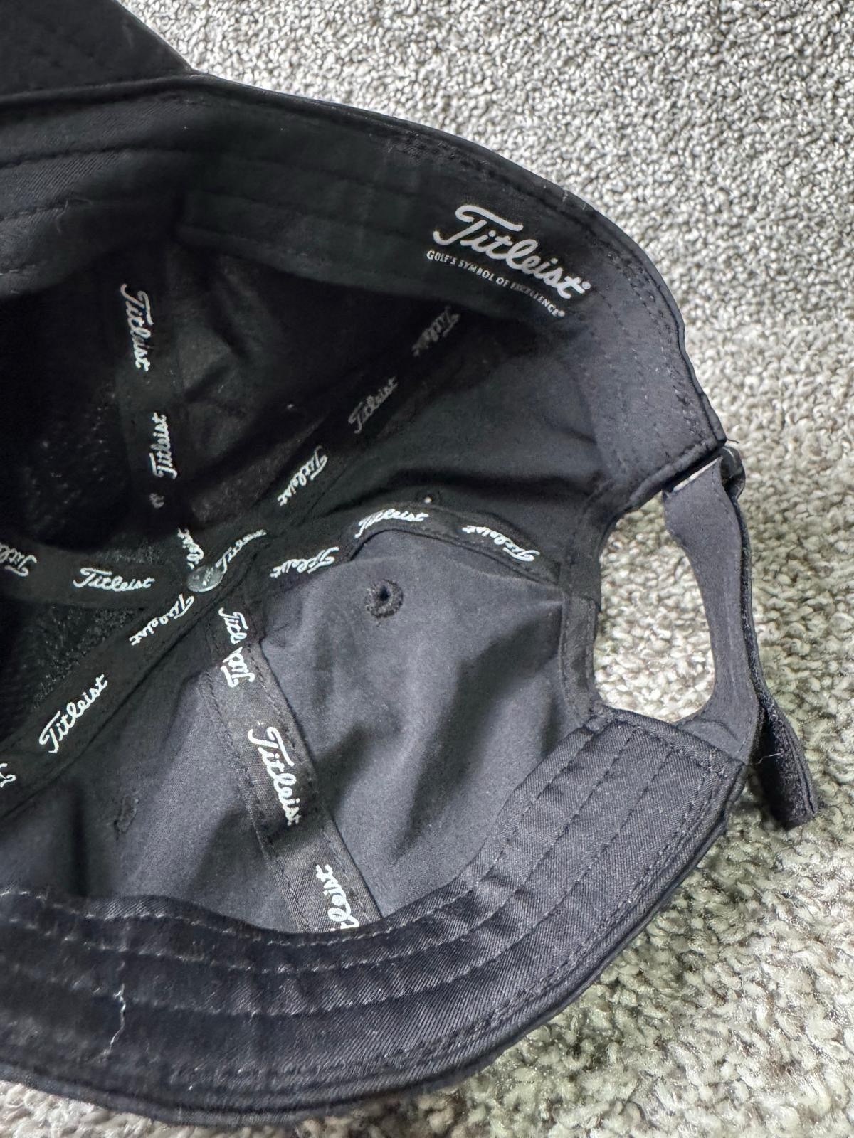 Titleist Hat Cap Strapback One size Black Adjustable Golf Hat Lightweight
