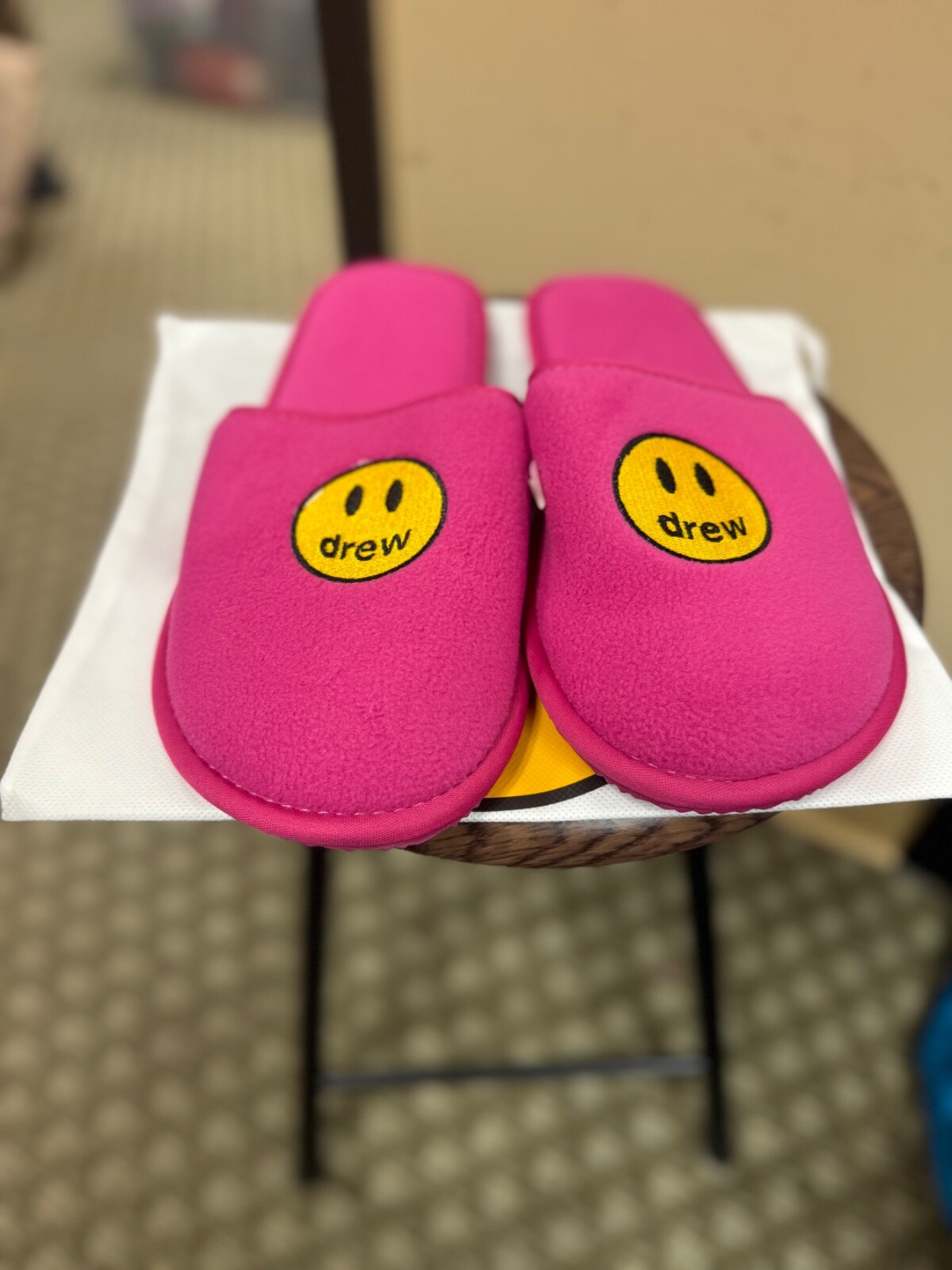 Adult NWOT "DREW HOUSE " smilely face majenta slipper . Size S/M