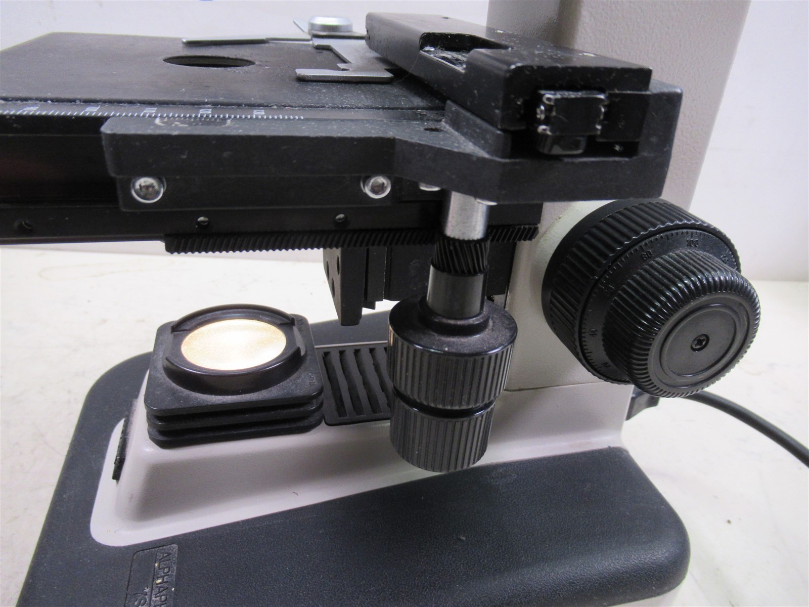 Nikon YS2-H Binocular Microscope with 4 Objectives & 2 Eyepieces & Light Source