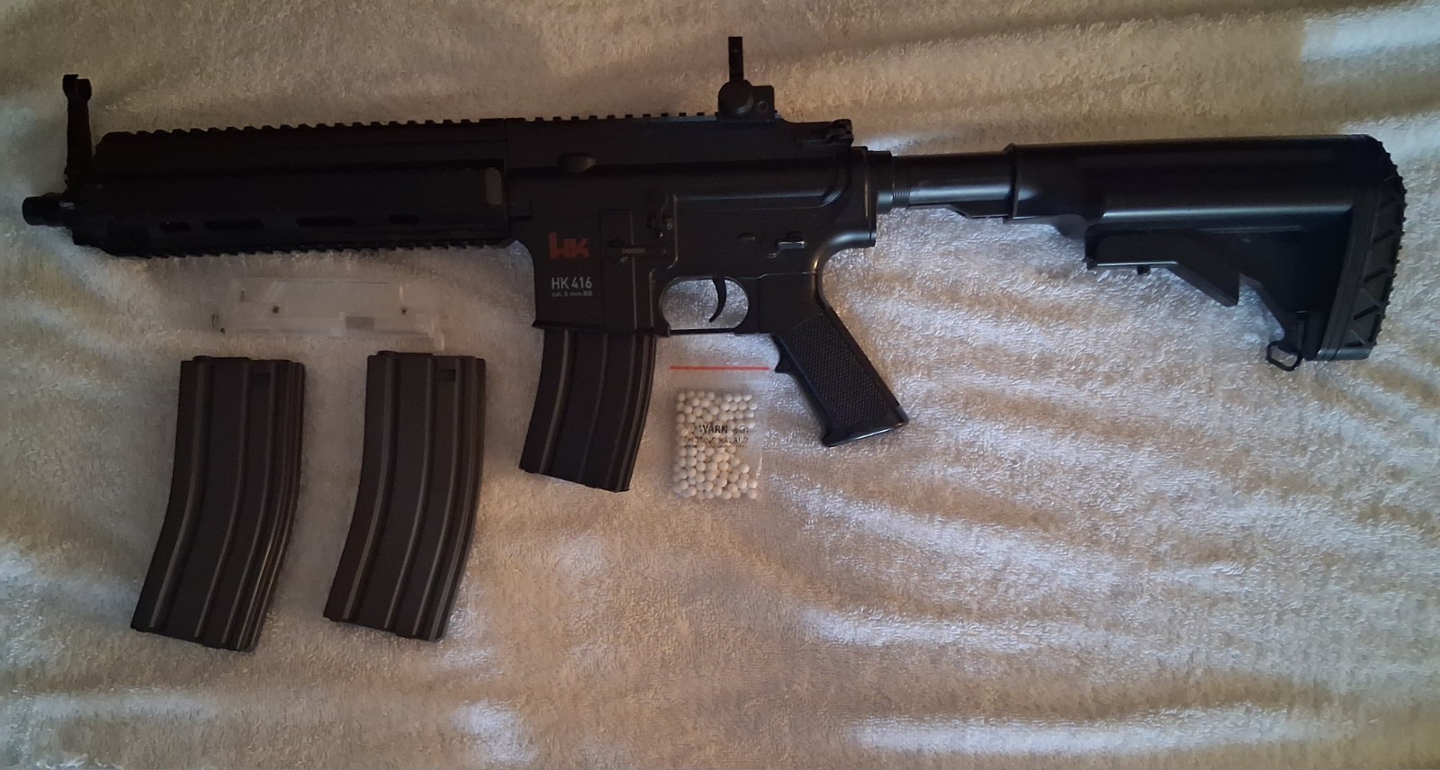 Umarex Airsoft HK416 with Two mid cap magazines and a speed loader
