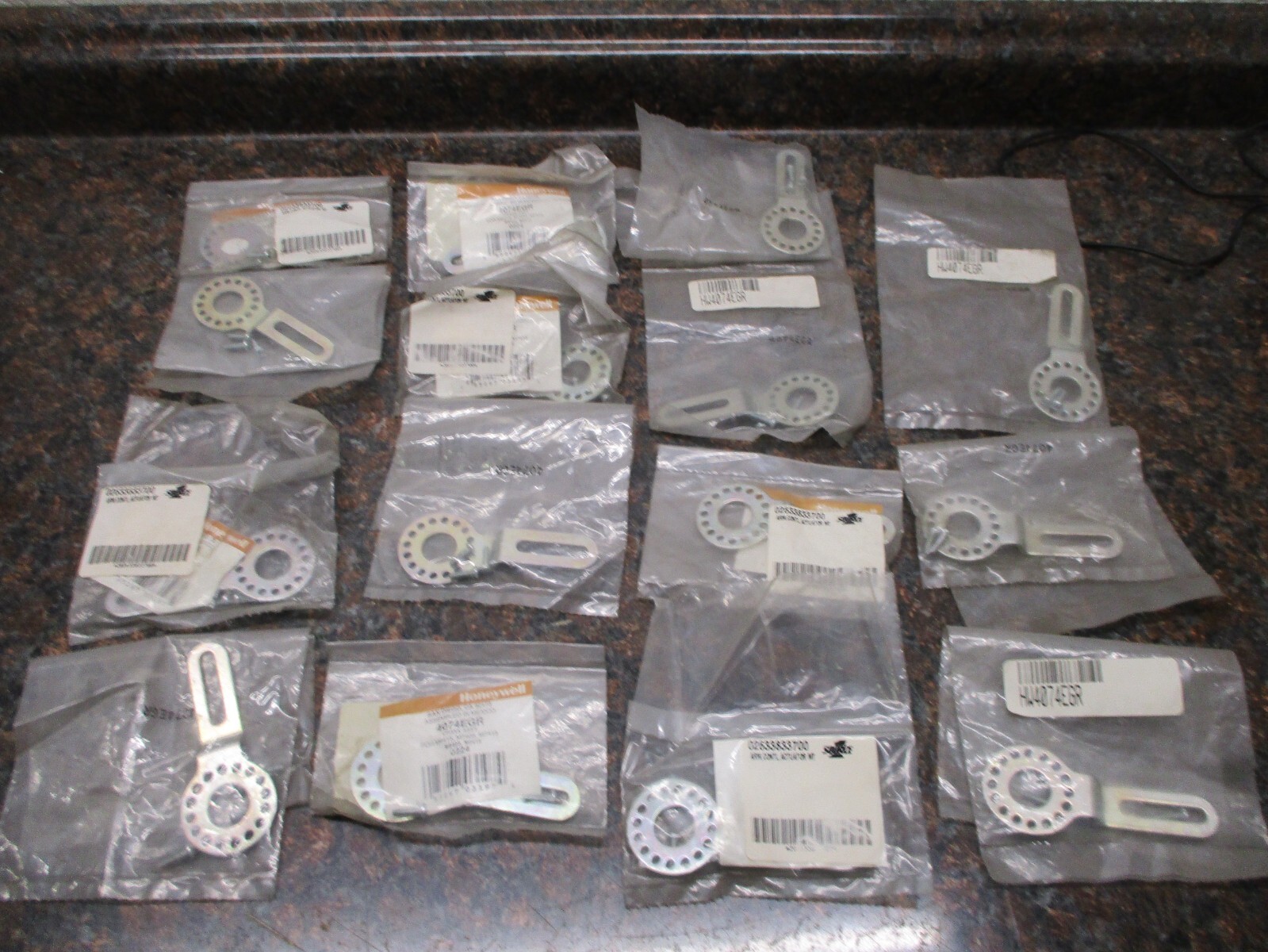LOT OF 15 NEW Honeywell 4074EGR Motor Crank Arm for Use With M7405/M7415/M8405