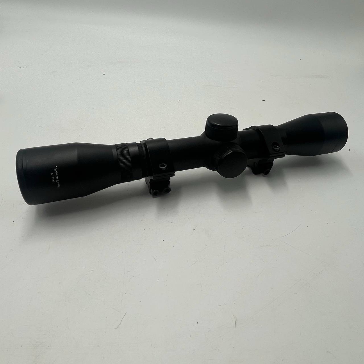 CENTER POINT HUNTING & OUTDOORS 4X32 variable-power riflescope