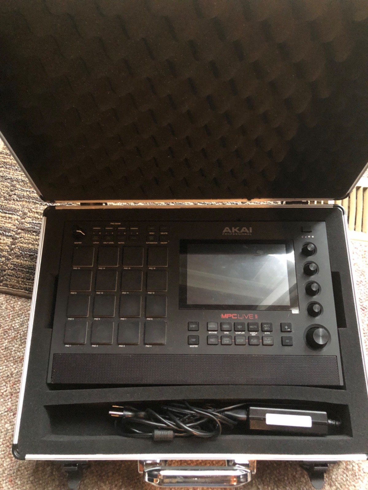 Akai MPC LIVE II Standalone 2Tb Hd, Dust Cover  with a hard Carrying Case.