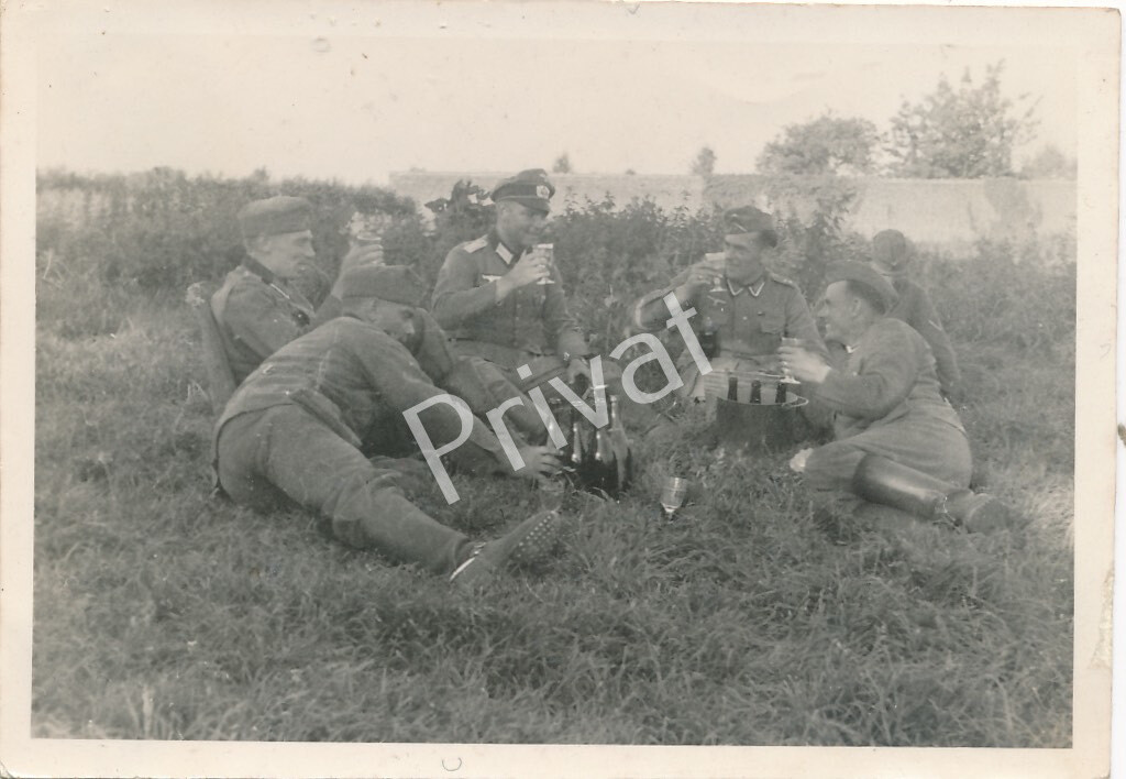 Photo WW II Wehrmacht Soldiers Break Beer France L1.04