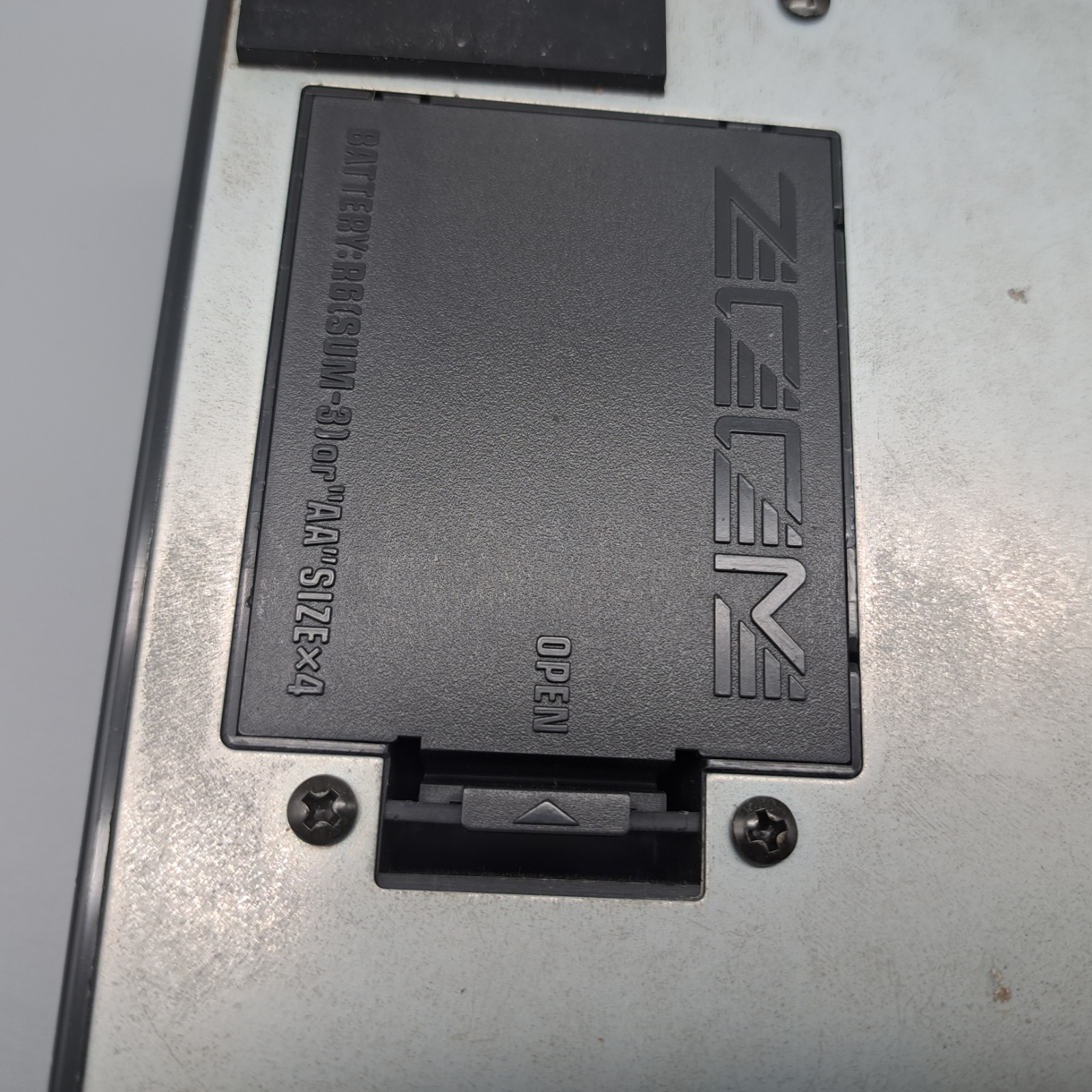 Zoom BFX-708 Bass Effects Processor Powers On With Batteries Untested No Cord