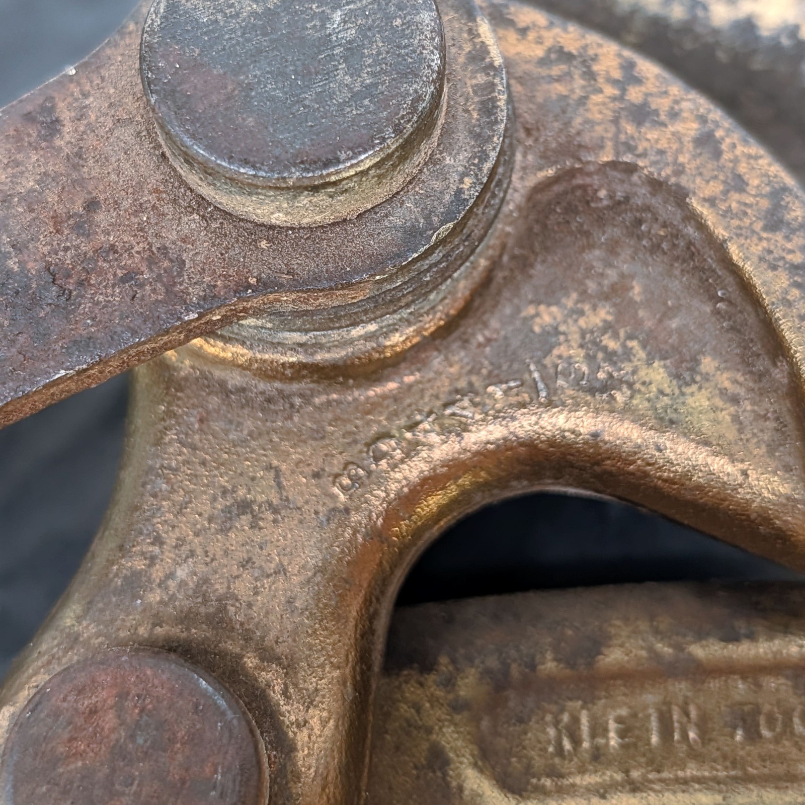 KLEIN 1604-20L Haven's Grip Wire Cable Pulling Jaw 5000 lb with Swing Latch