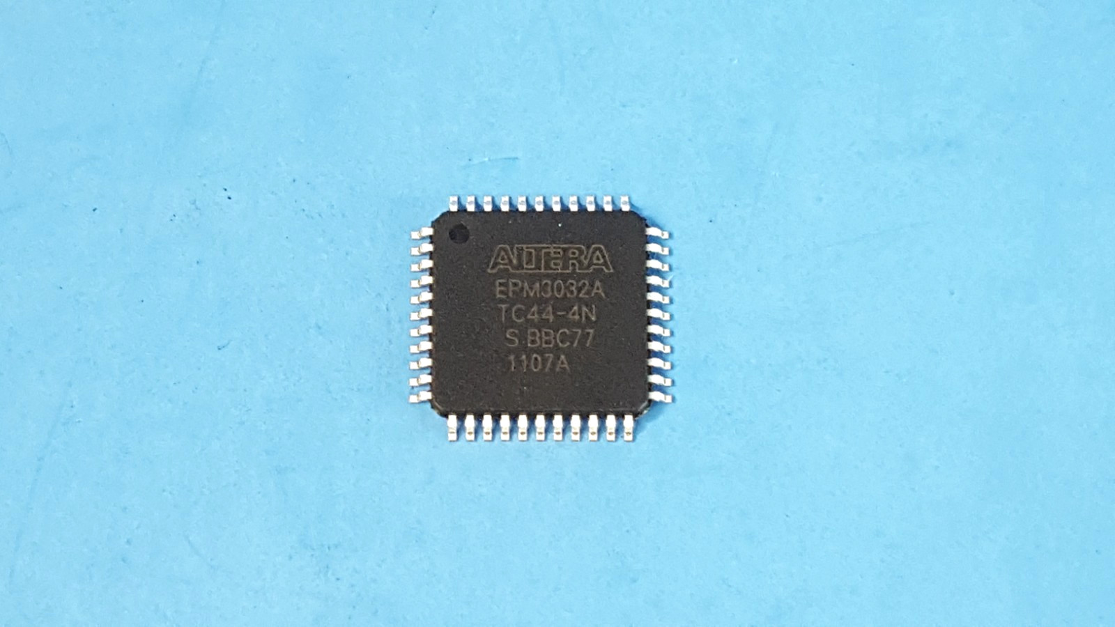 One Pc- EPM3032ATC44-4N, ALTERA, 32MC, 4.4NS, 44-TQFP, 32-CELL