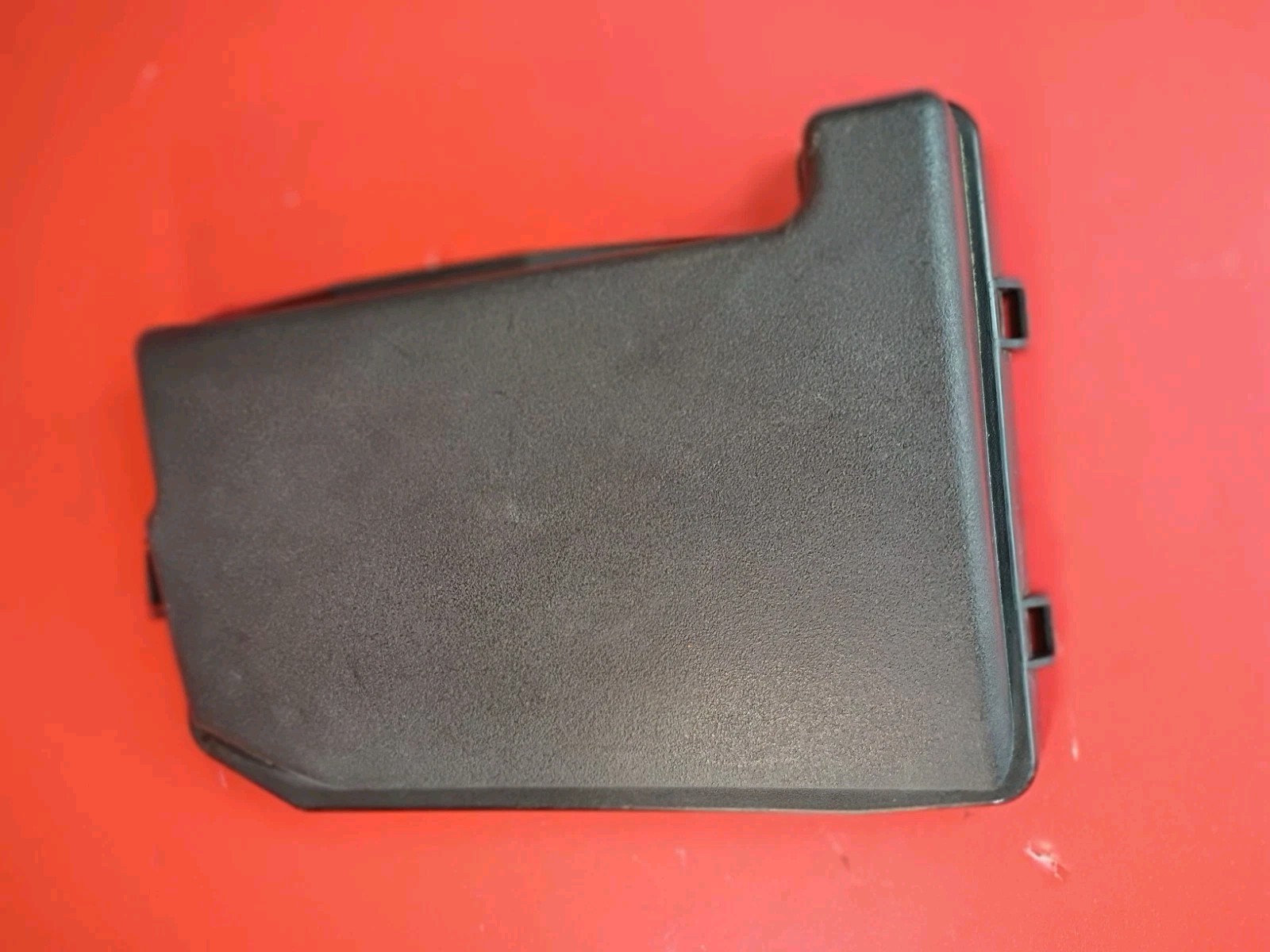 B21  2010-2015 Toyota Prius Fuse Lid Relay Cover OEM 82662-47090