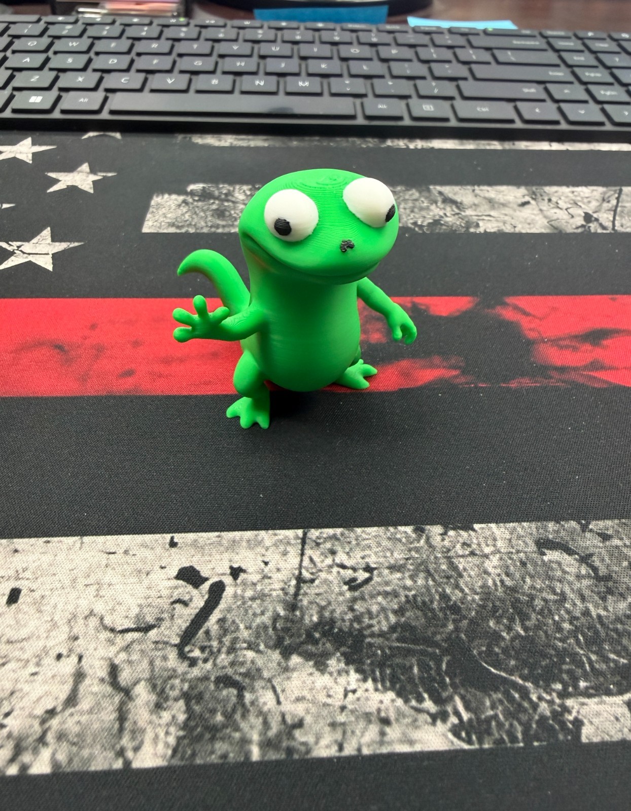 Lizard Meme Figurine TikTok– Funny Desk Buddy – 3D Printed Waving Lizard