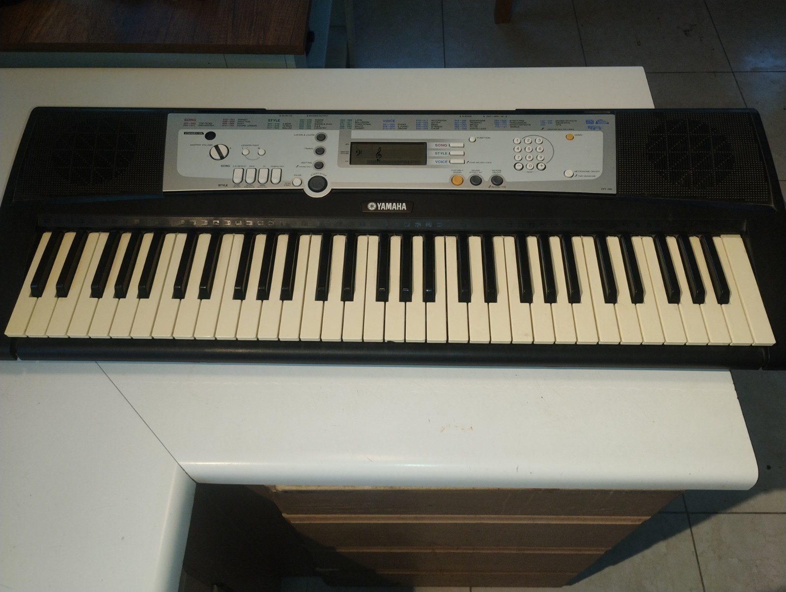 Yamaha YPT-200 61-Key Electronic Keyboard w/ Built-In Speakers Black/Silver