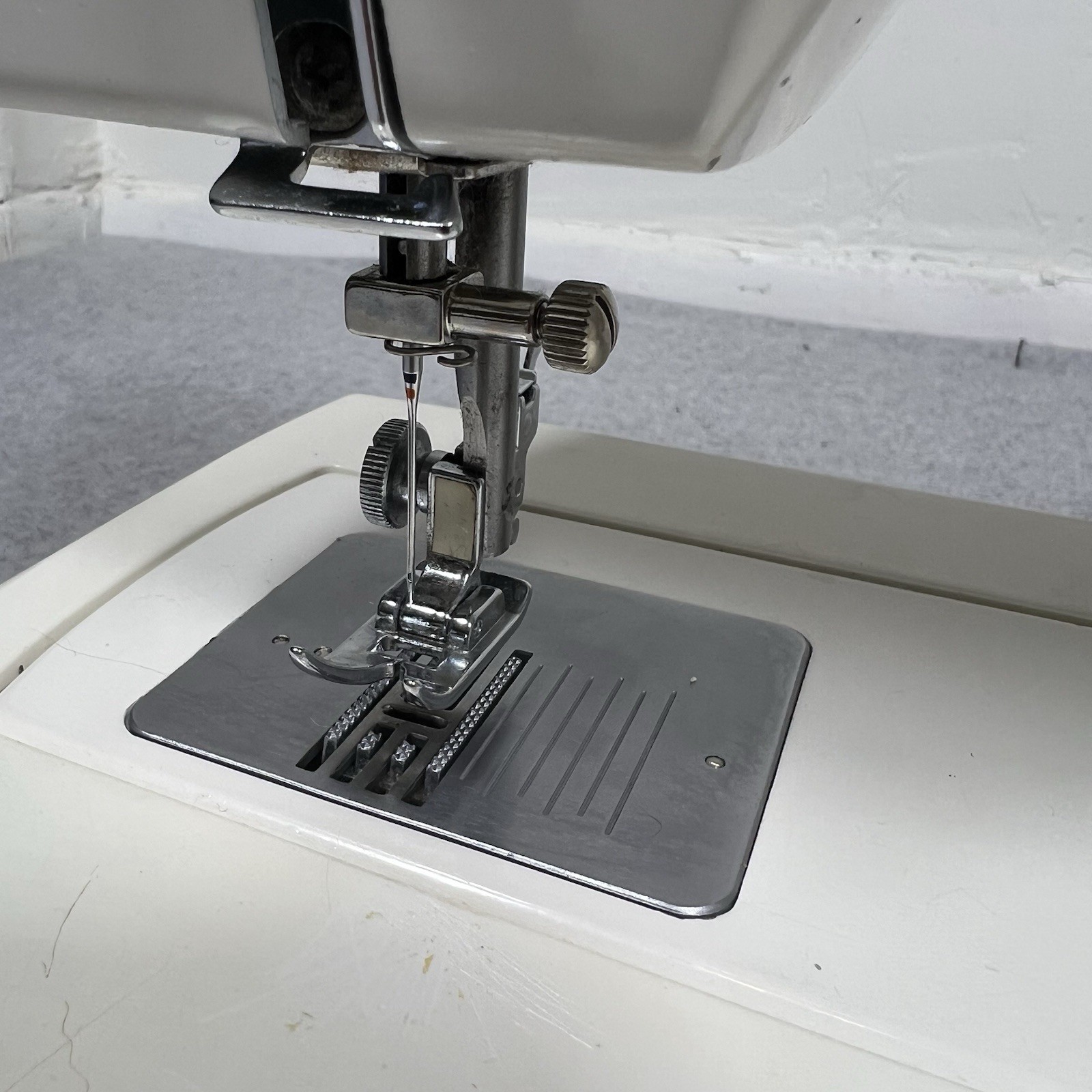 BERNETTE 720 Sewing Machine Heavy Duty 200 B W/ Cover READ