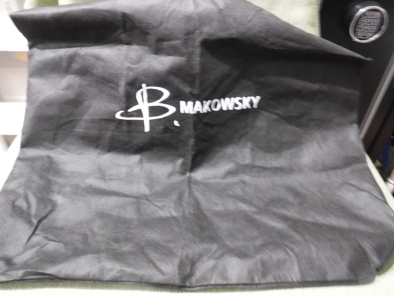 B. Makowsky Black 20x 20.5” Dust Cover Bag Storage Good Condition Tie closure