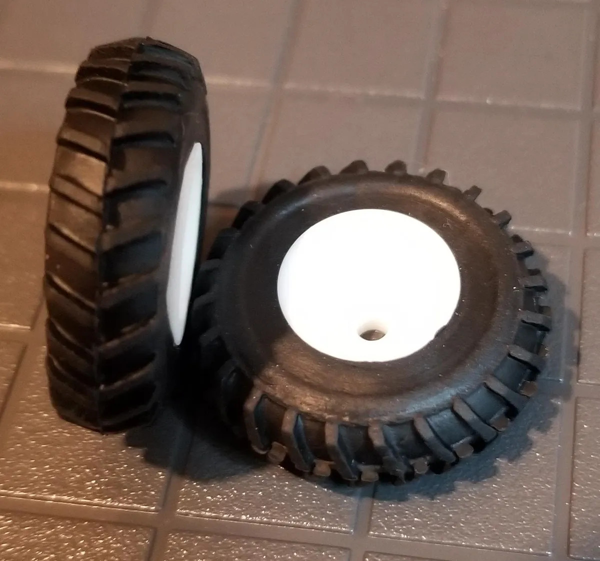 1/64 Standi Toys Pair of 18.4-34 Single Tires with White Rims