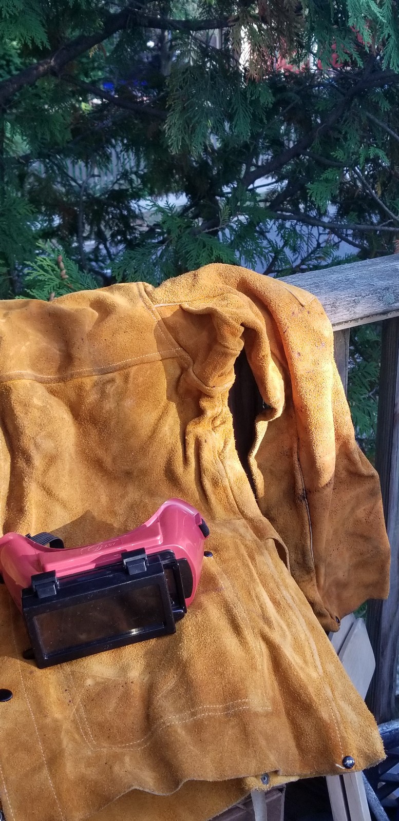 SUEDE WELDING JACKET AND JACKSON SAFETY GOGGLES SIZE MEDIUM