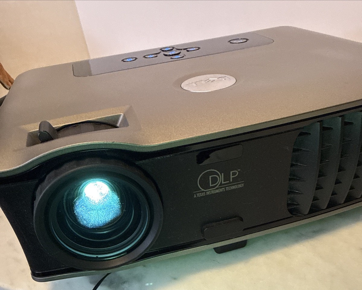 Portable Projector Dell 2400MP With Cord and Remote Missing One Foot - Working