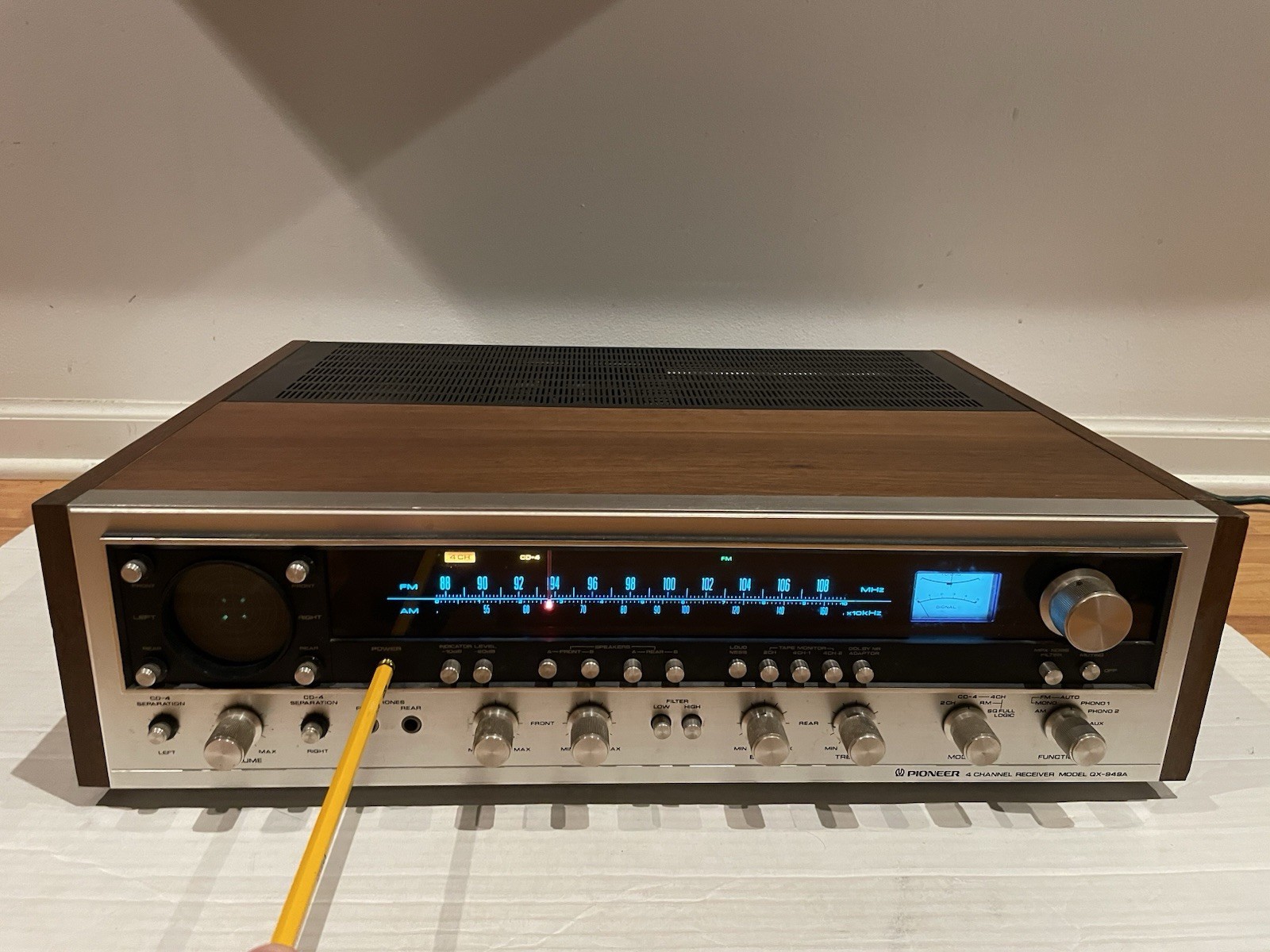 Pioneer QX-949A 4 Channel Quadraphonic AM/FM Stereo Receiver Powers On *READ*