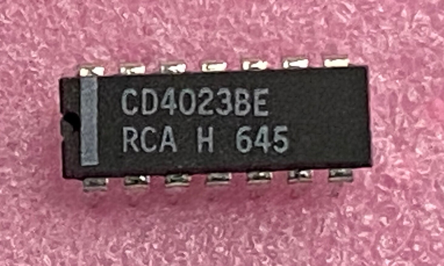 RCA CD4023BE triple 3-input NAND gate Integrated Circuit