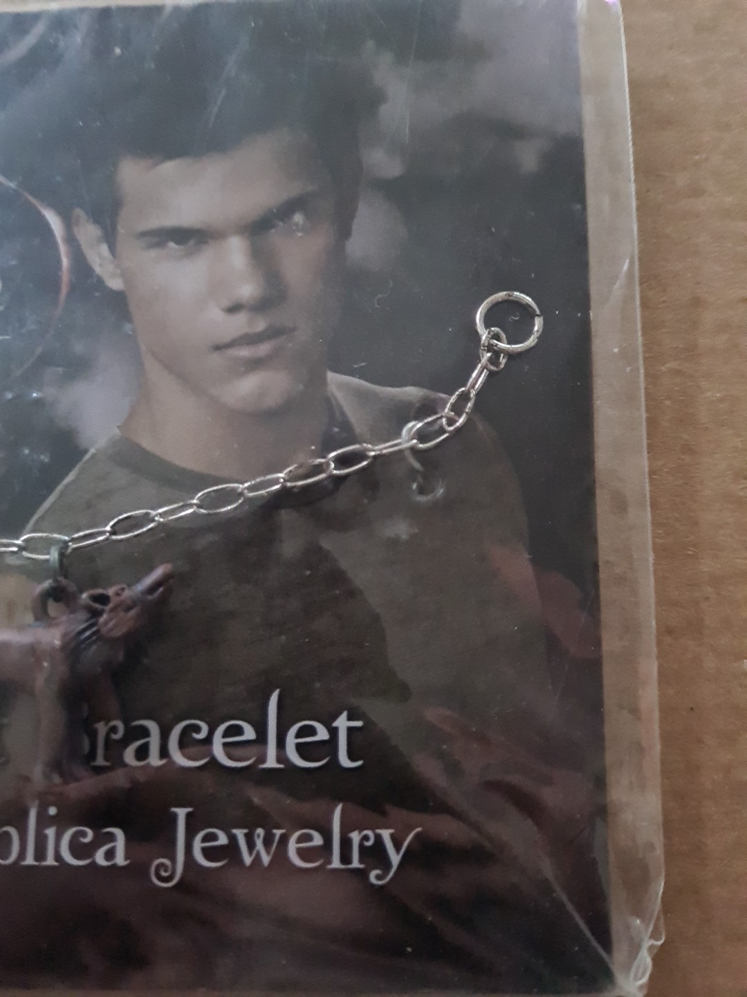The Twilight Saga Eclipse Bella’s Wolf & Heart Bracelet NECA Replica 2010 New