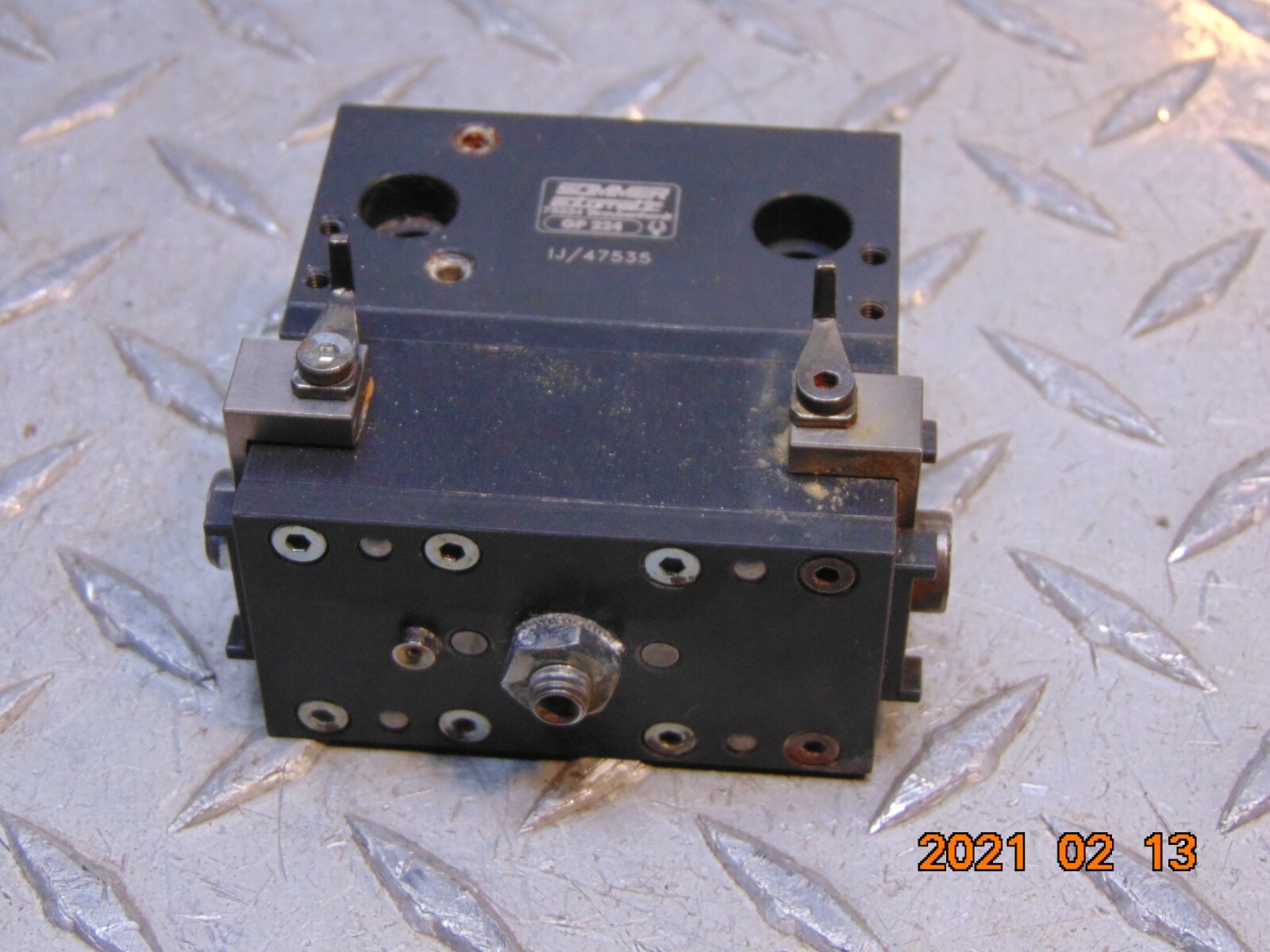 SOMMER AUTOMATIC GP-224 PNEUMATIC MANIFOLD GRIPPER missing screws