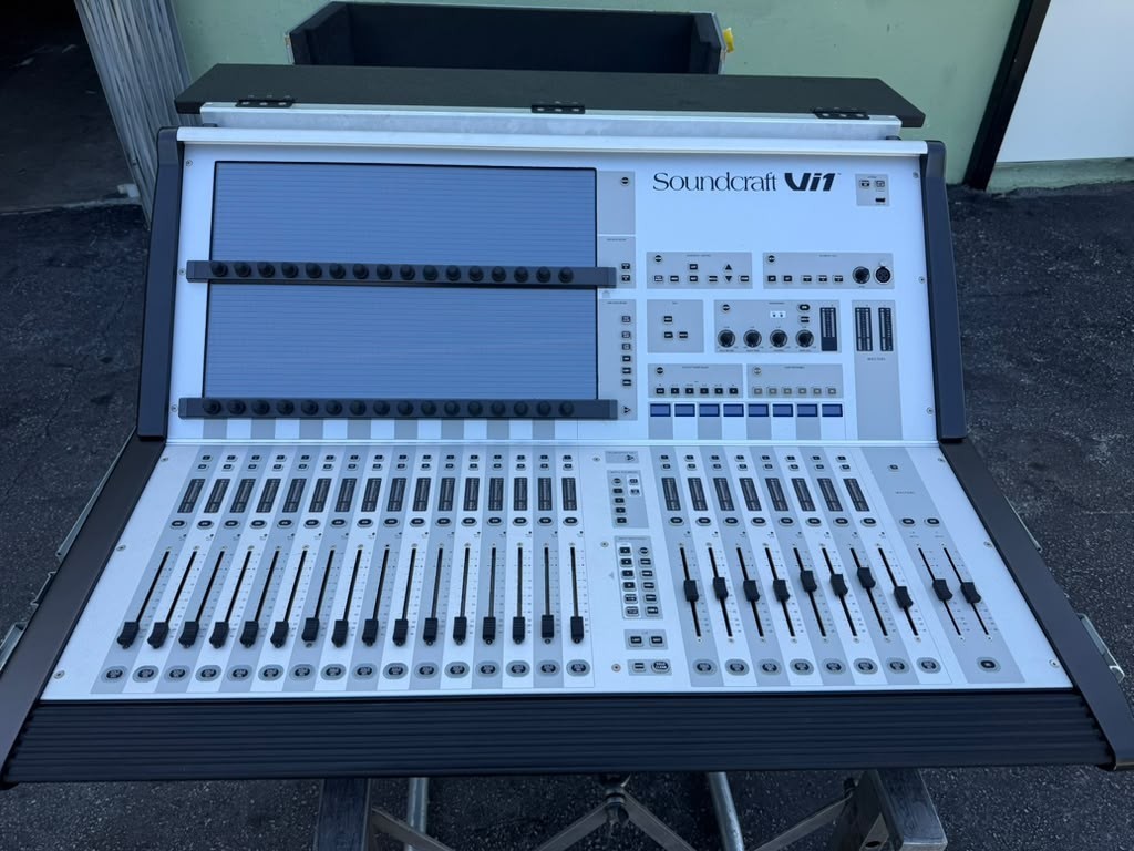Soundcraft Vi1 Digital 32 Channel Live Sound Console Mixer W/Case (One)THS