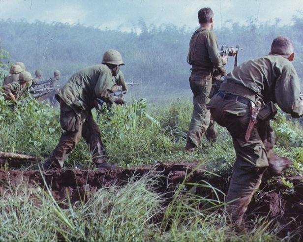 U.S. Infantry Patrol moves up to assault Viet Cong 8"x 10" Vietnam War Photo 92