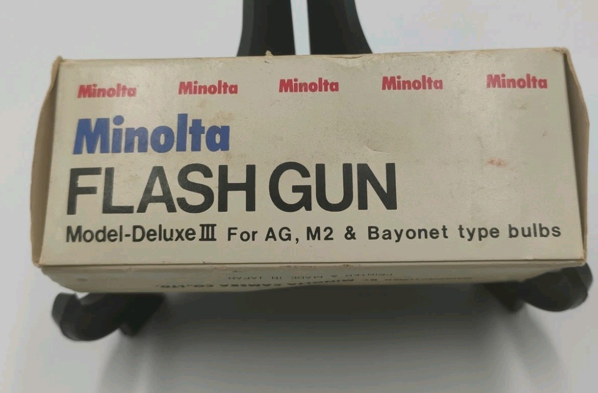 Minolta Flash Gun. Model-Deluxe III For AG, M2 & Bayonet Type Bulbs