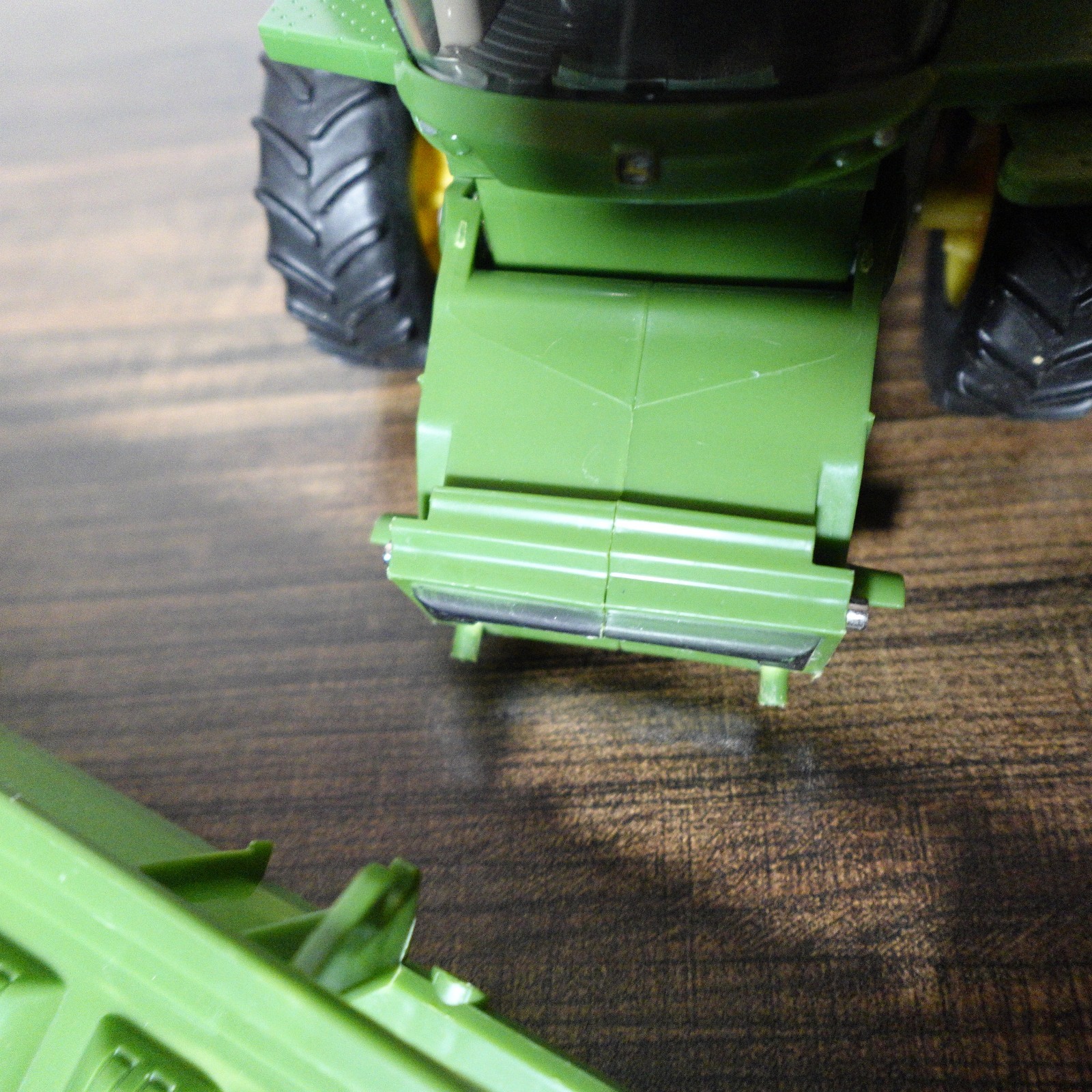 ERTL John Deere S690 Combine 1/32 Scale Full Plastic