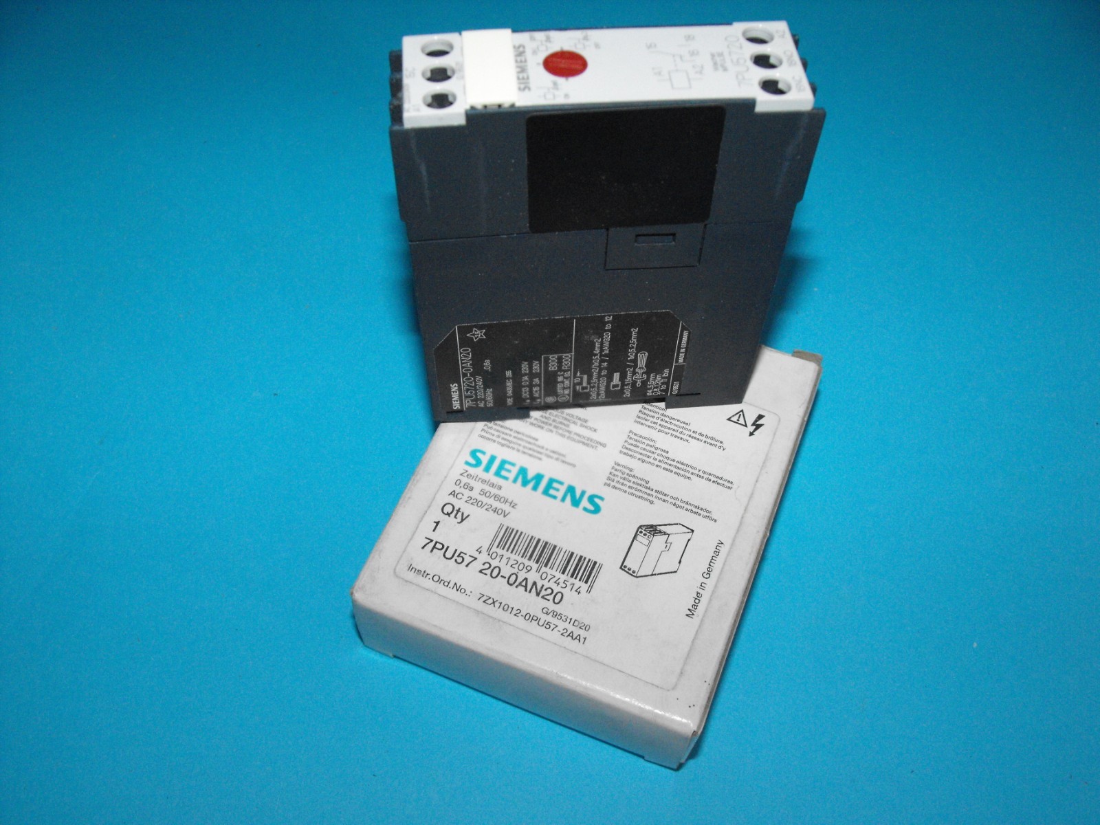 Siemens  7PU5720-0AN20. 0,6s-100h 220/240VAC.NEW