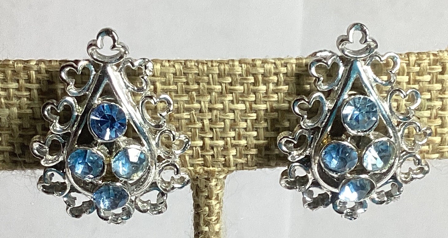 PAIR OF LIGHT BLUE RHINESTONE SCREWBACK EARRINGS SILVERTONE FILIGREE PRETTY