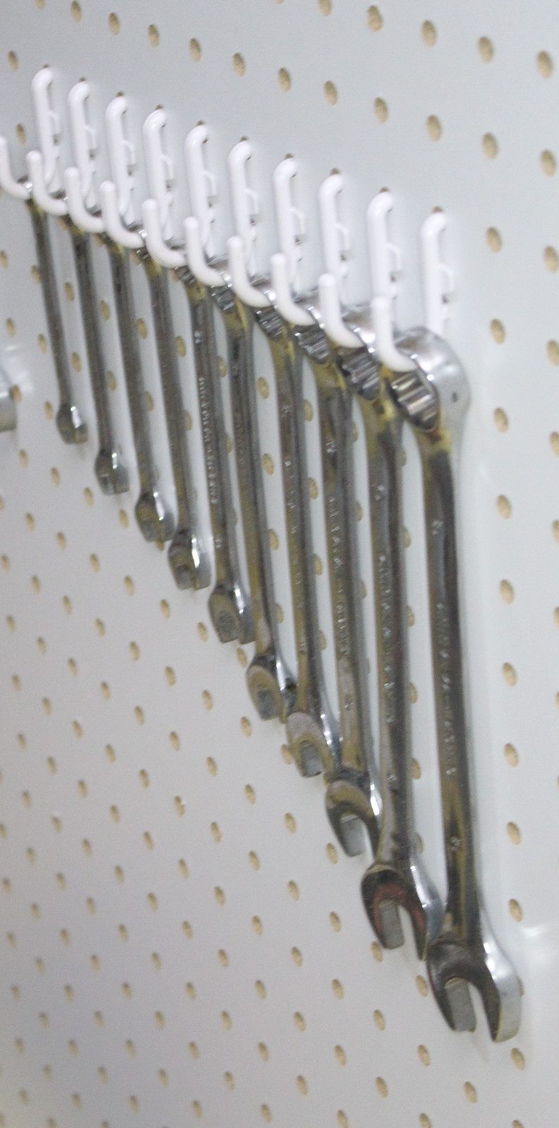 Plastic White J Hook Peg Board Hook Kit Garage 100 pieces PEGBOARD NOT INCLUDED