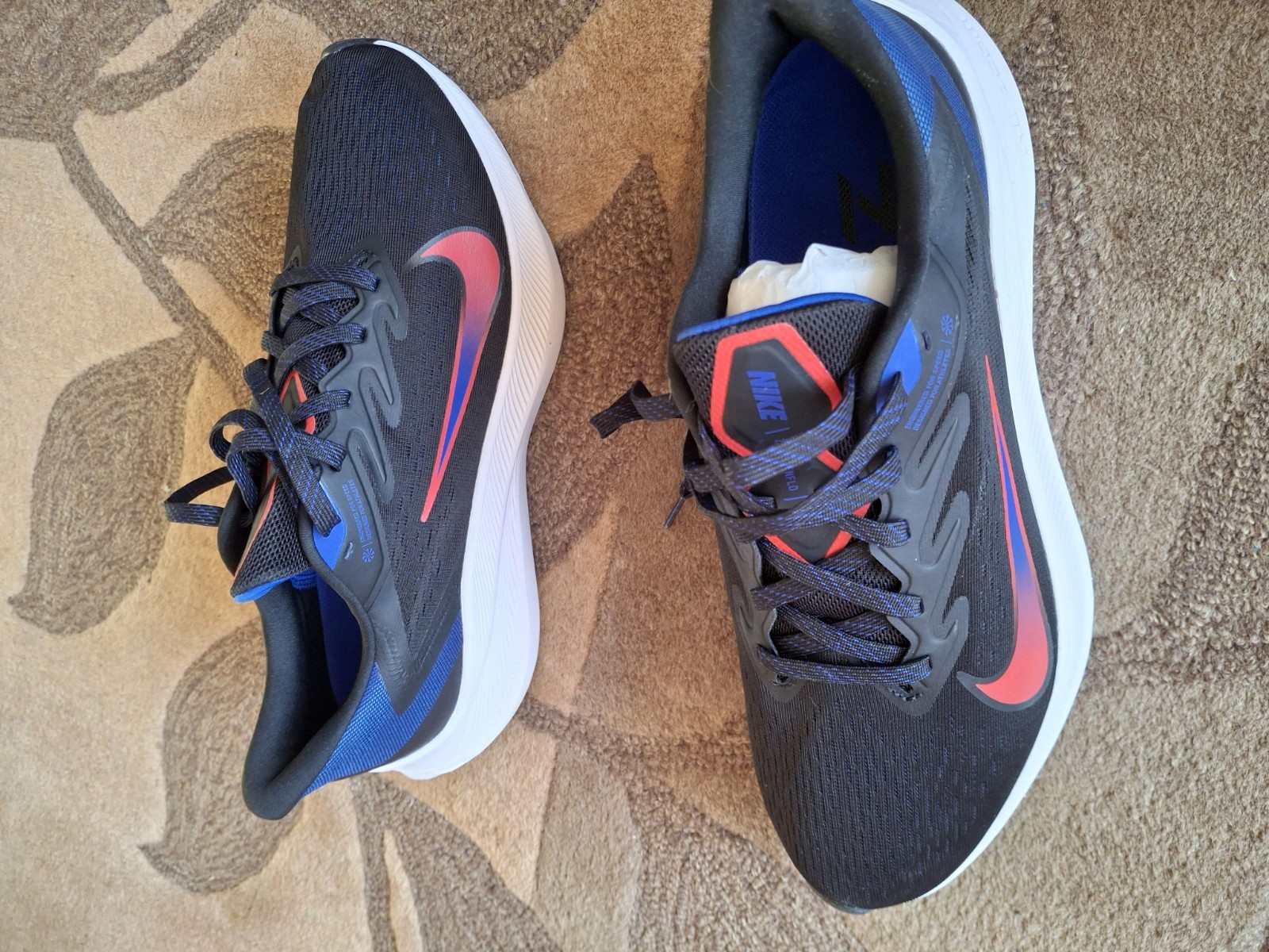 Nike Zoom Winflo 9.5 Men's sneakers - Black Chile Red Racer Blue. New w/o box