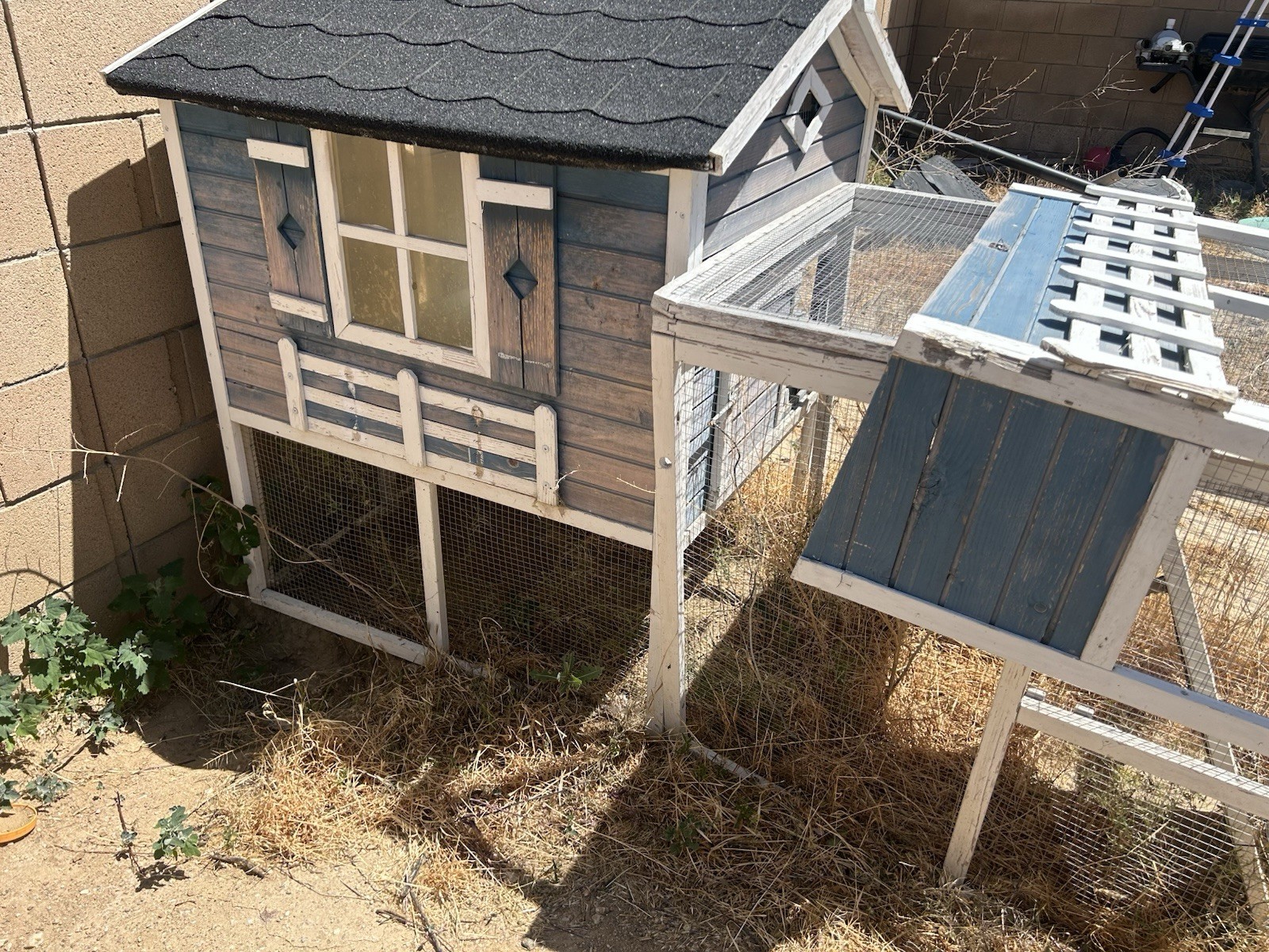 Wood Chicken House/Coop with Attached Wire Mesh Run, Gate for Backyard Poultry