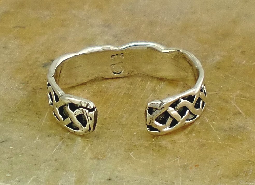 CUTE STERLING SILVER CELTIC KNOT ADJUSTABLE TOE RING style# tr97