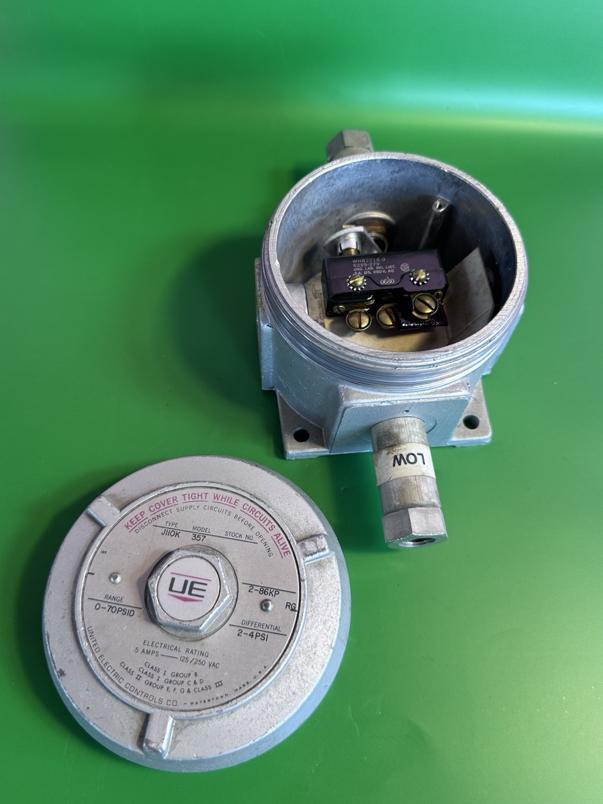 UE UNITED ELECTRIC J110K-357 PRESSURE SWITCH 0-70PSI 125/250V-AC.  New Old Stock