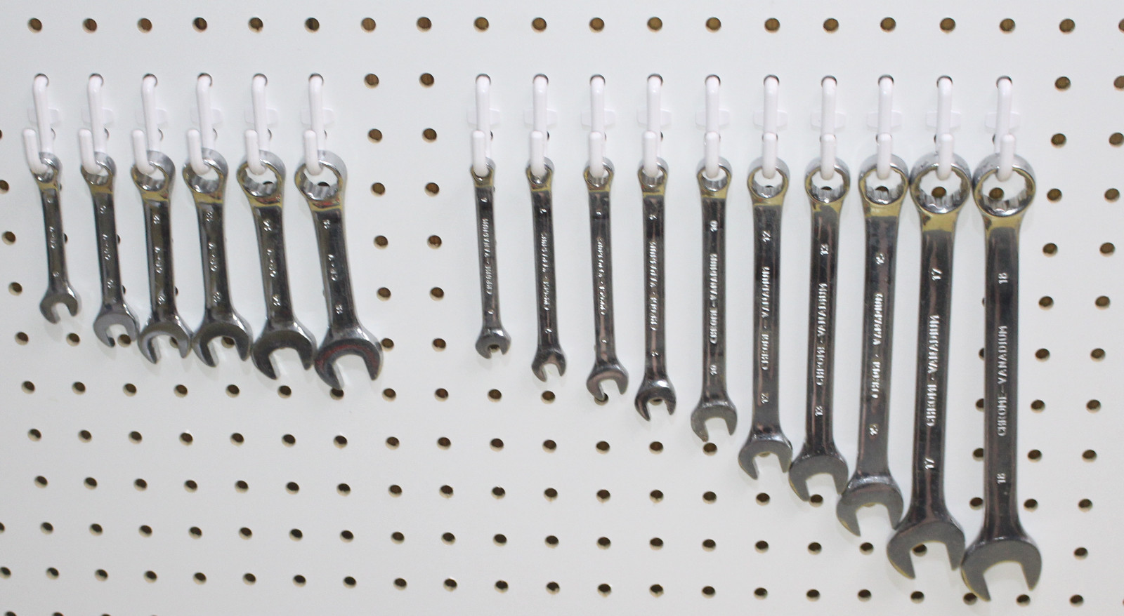 Plastic White J Hook Peg Board Hook Kit Garage 100 pieces PEGBOARD NOT INCLUDED