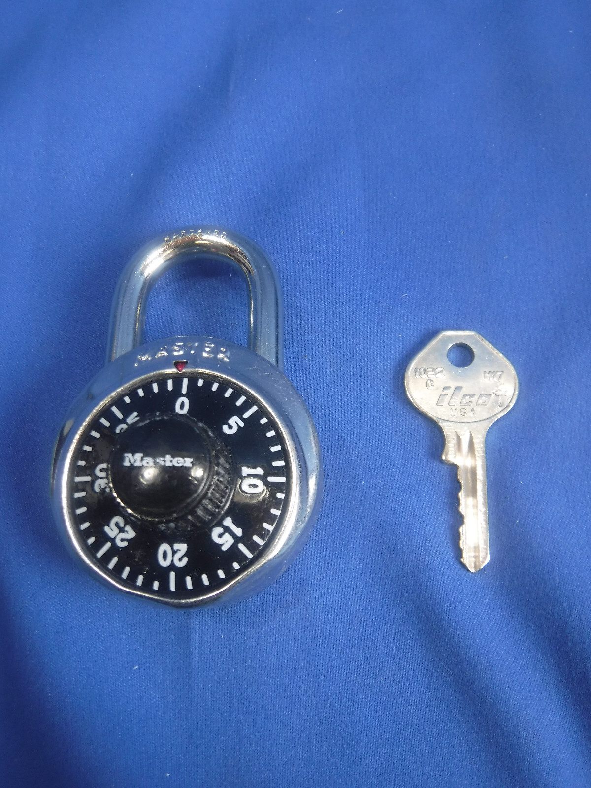 ONE Master Lock PRE-OWNED/USED Combination Black Padlock 1525 Lock  With Key!