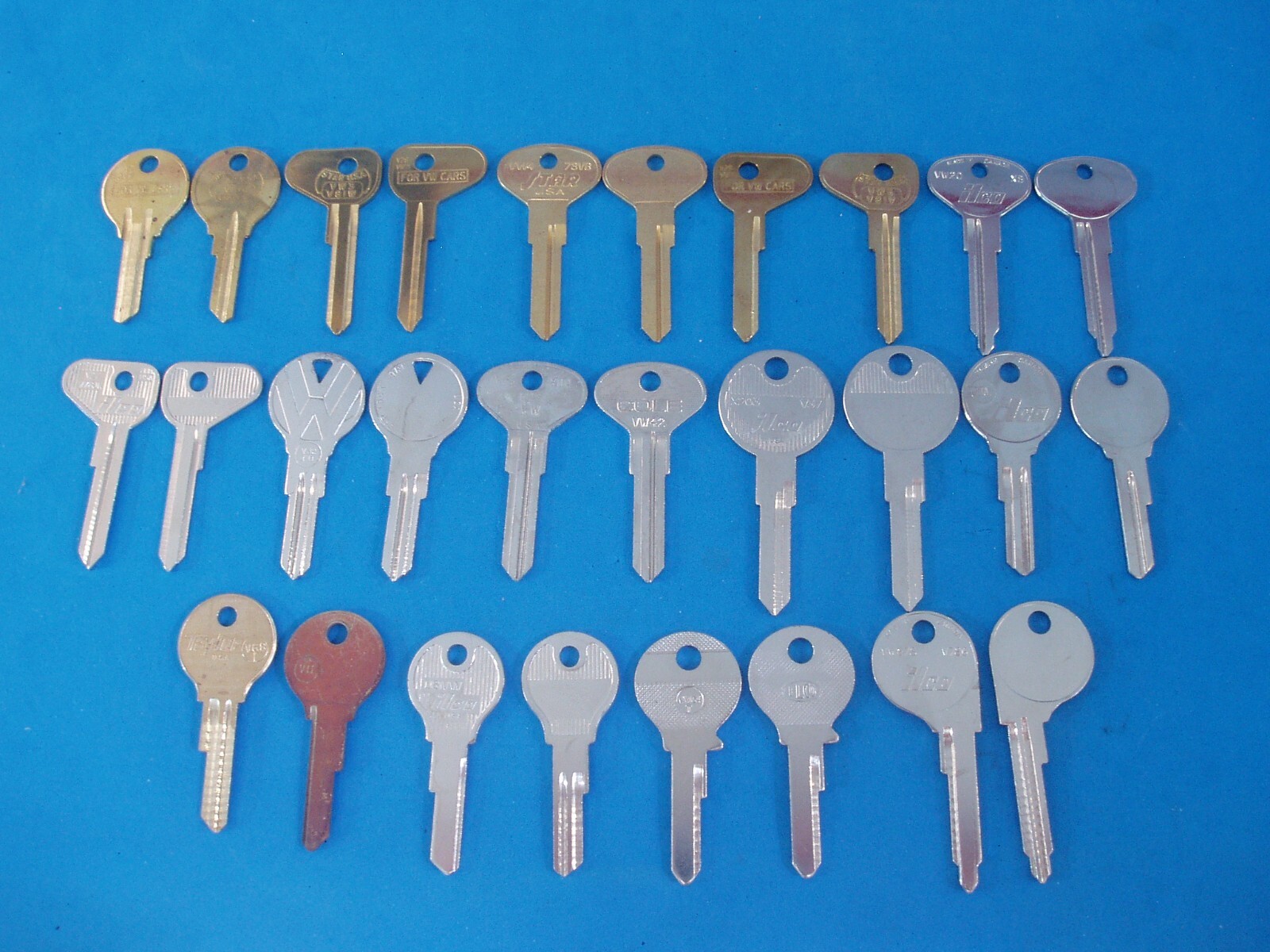 LOT OF 28 PIECE CLASSIC VOLKSWAGEN VW KEY BLANKS LOCKSMITH VINTAGE AUTO