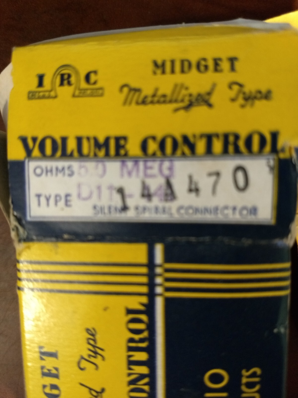 IRC Midget Volume Control D11-141 With Long Stem Turn Switch 5 Megaohm NOS New