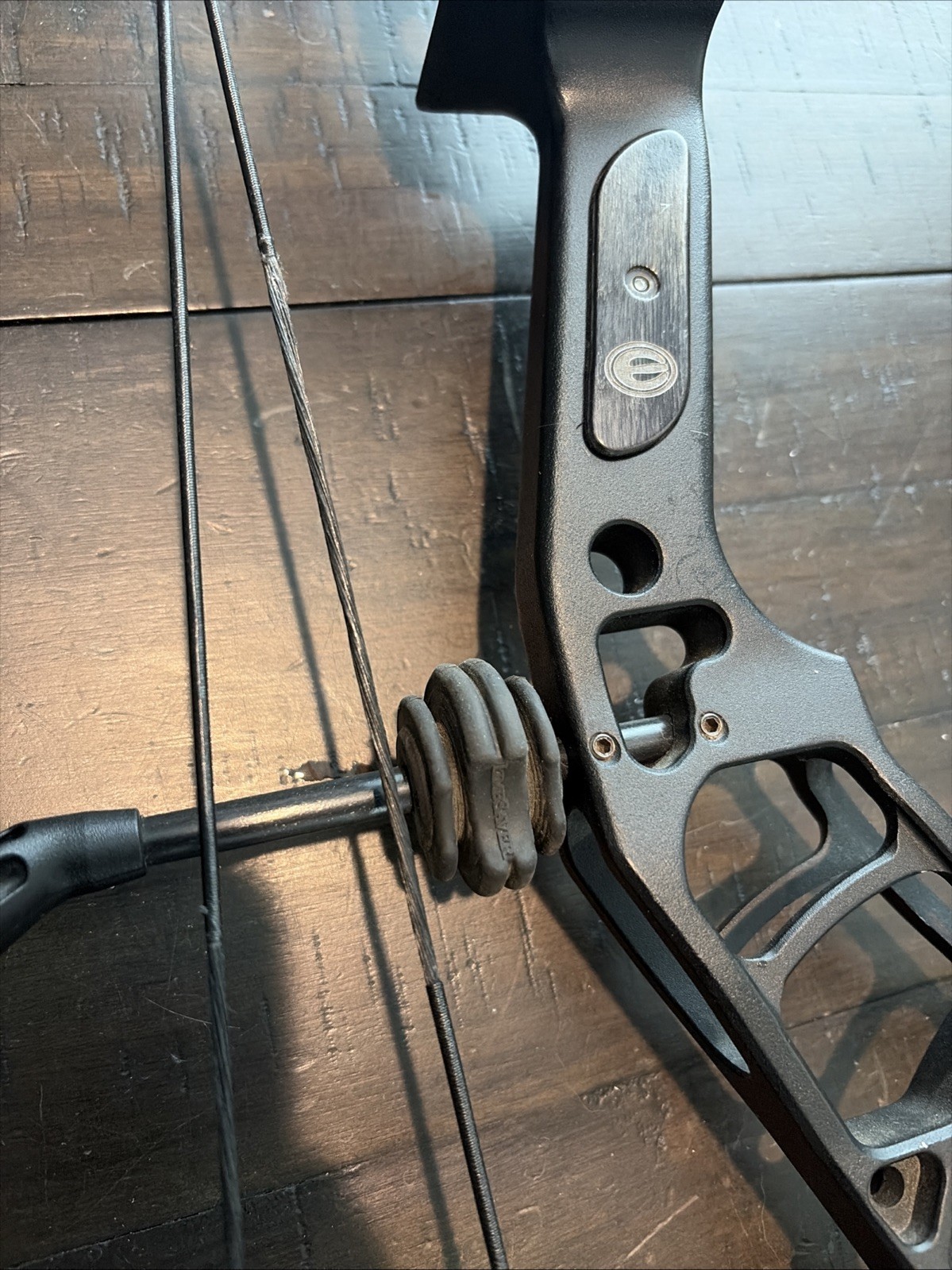 Elite Omnia Rh 70 Lb Compound Bow Black, New Winners Choice Strings.
