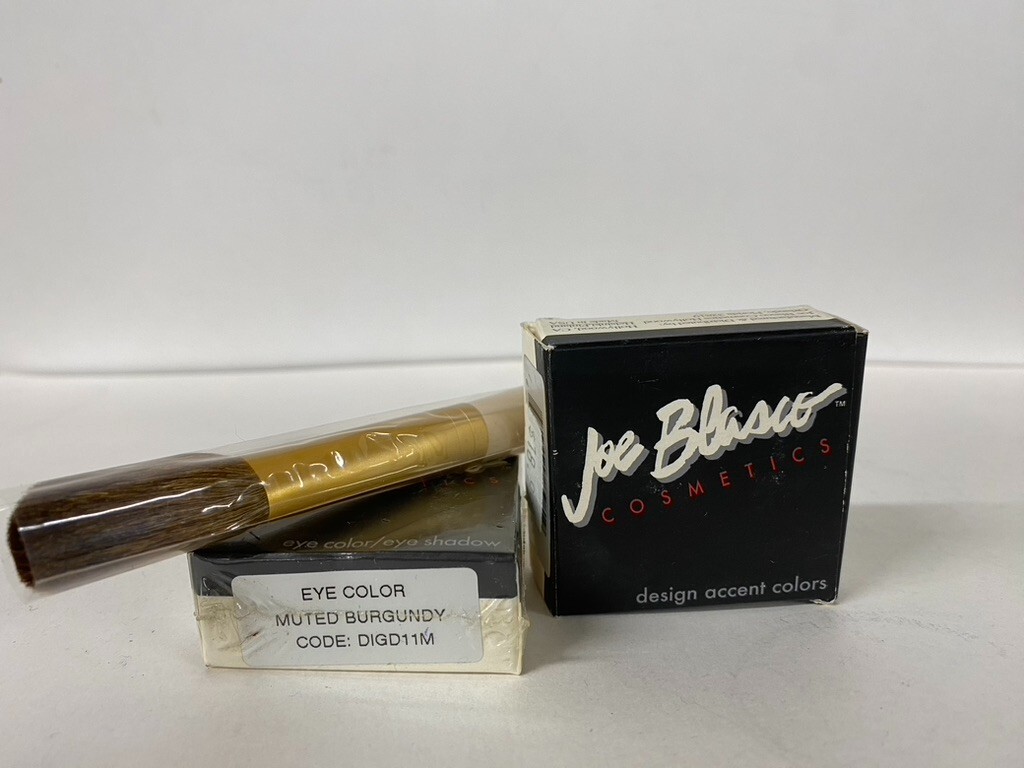 Joe Blasco Eye color muted burgundy + Make up brush