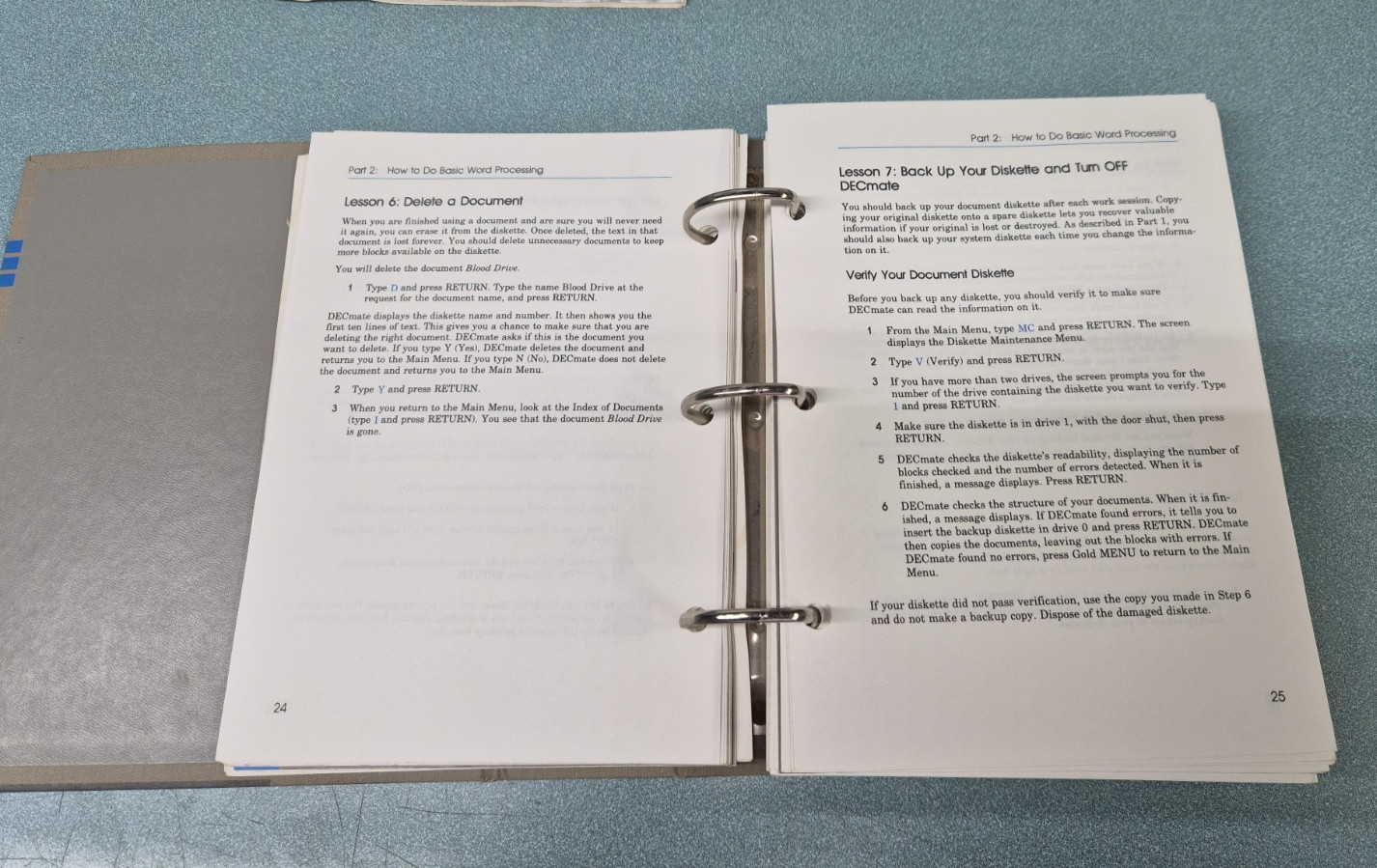 DECmate User Guides + 2 floppy disks, System Overview and System Test. UNTESTED